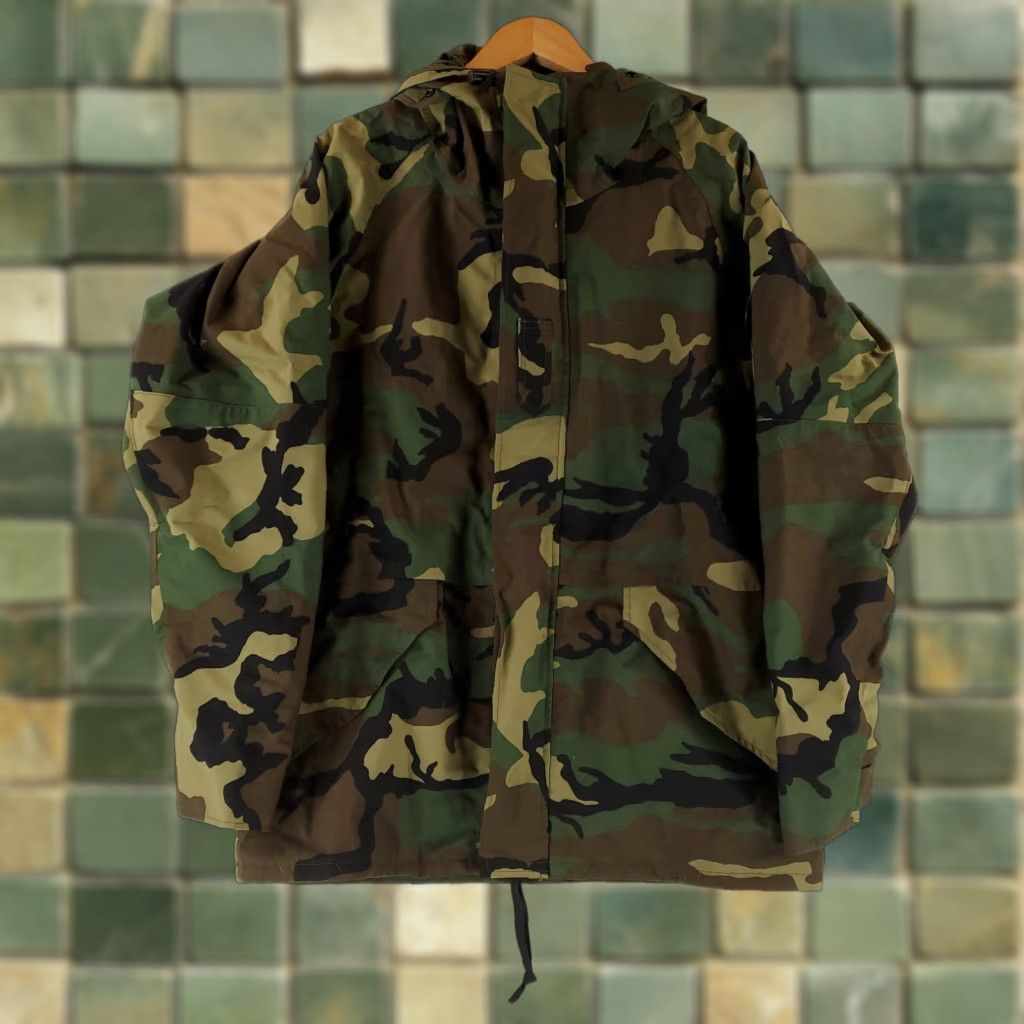 Vintage **US Army Parka Hooded Cold Weather Mens L Woodland Camo Nylon** User: US Army Parka Hooded Cold Weather Mens L Woodland Camo Nylon Size US L / EU 52-54 / 3 - 1 Thumbnail