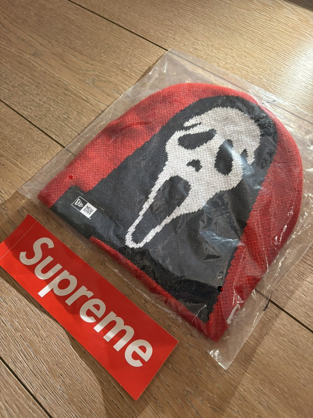 New Era × Supreme Supreme x Ghostface x New Era Red Beanie Size ONE SIZE - 3 Thumbnail