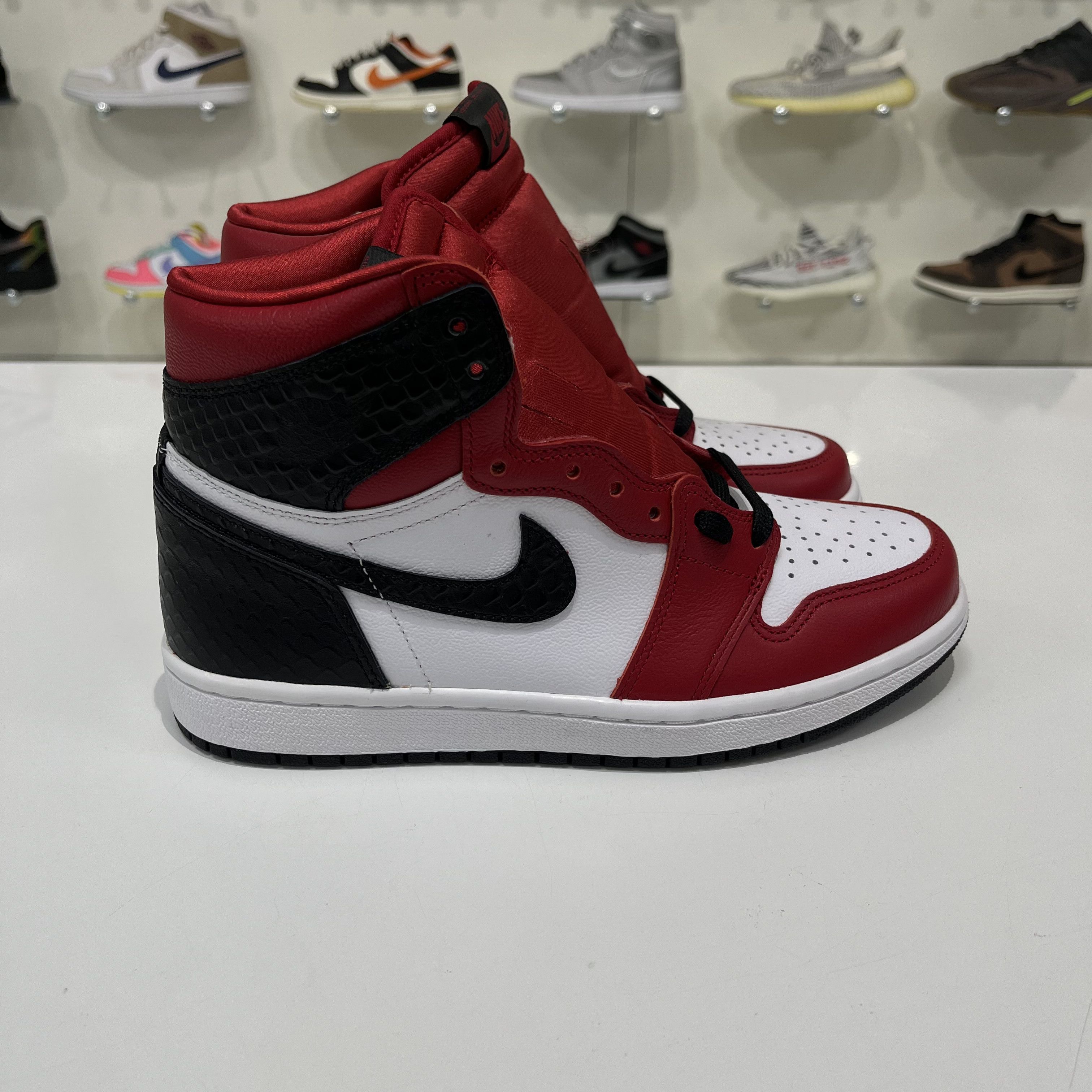 Nike Air Jordan 1 Retro High Satin Snake Chicago (W) Size US 6.5 / IT 36.5 - 4 Thumbnail