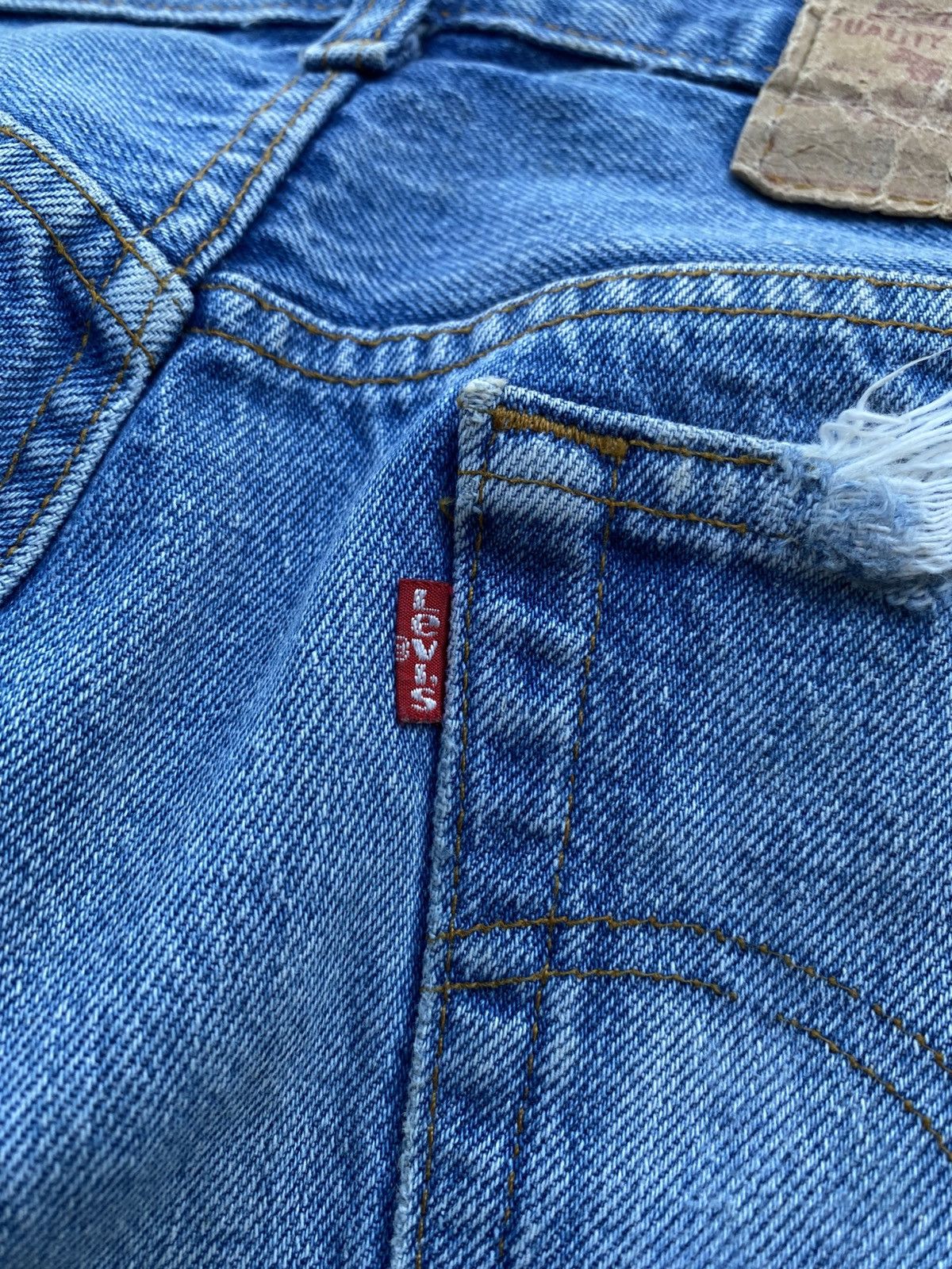 Levi's Vintage Clothing VINTAGE LEVI’S 501 DISTRESSED Size US 31 - 14 Thumbnail