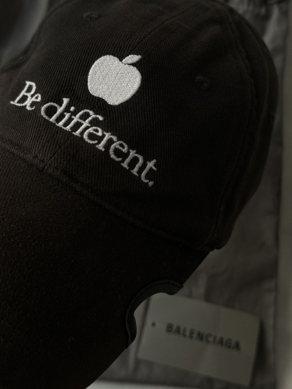 Balenciaga Balenciaga Be Different apple Cap Hat Size ONE SIZE - 2 Thumbnail