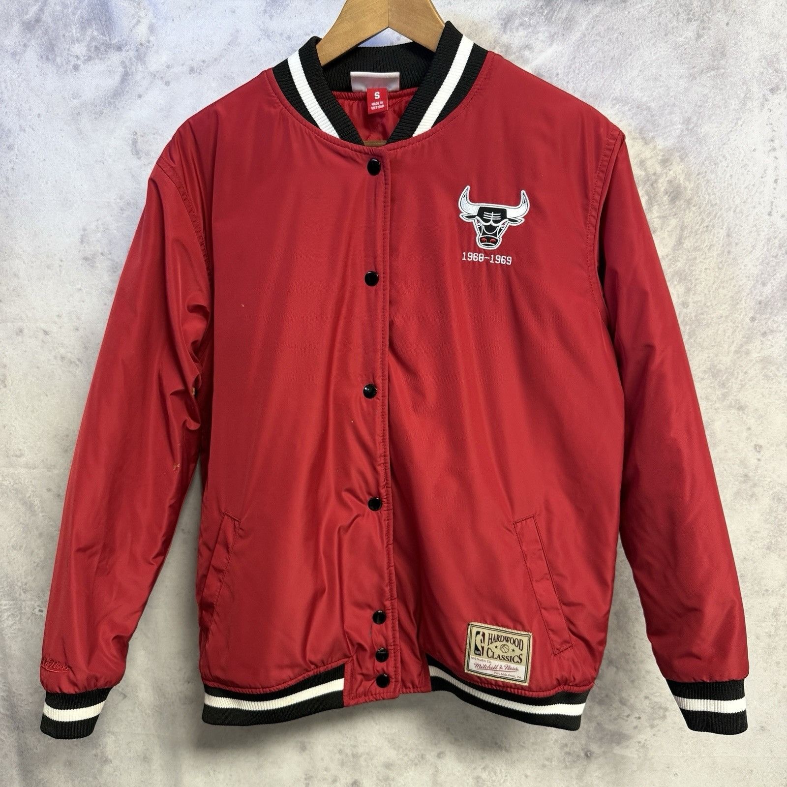 Mitchell & Ness Chicago Bulls Mitchell & Ness Bomber Jacket Mens Small 22.5x Size US S / EU 44-46 / 1 - 1 Thumbnail