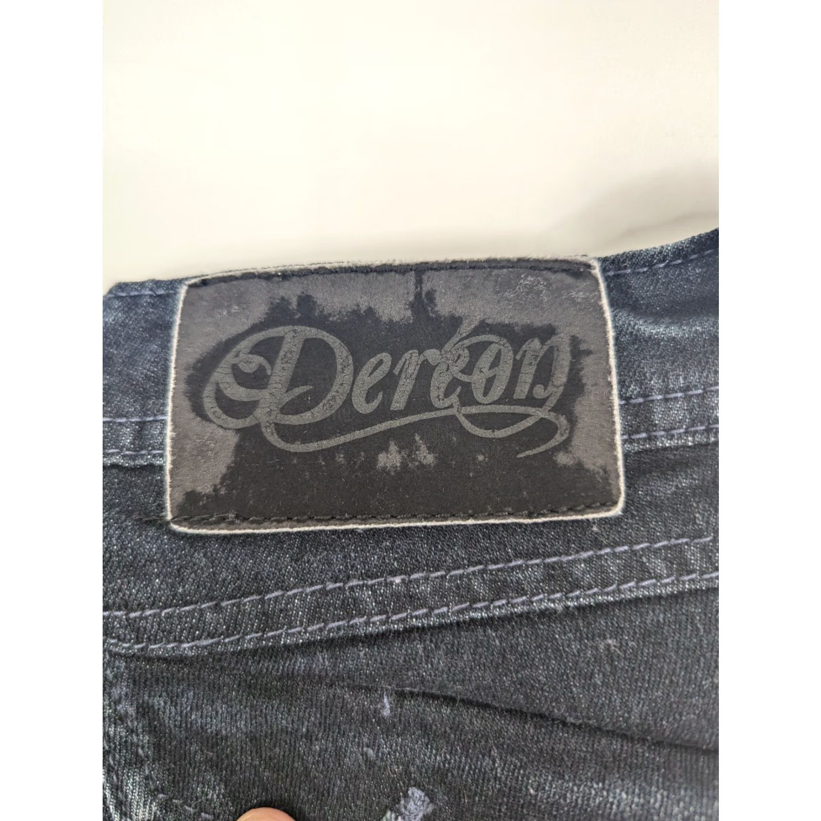 Vintage Dereon Dark Wash Jean Shorts Women’s 7/8 Fleur de Lis Jeweled Back Pockets Short Cotton Denim Spandex Stretch Flat Front Regular Size 28" / US 6 / IT 42 - 5 Thumbnail