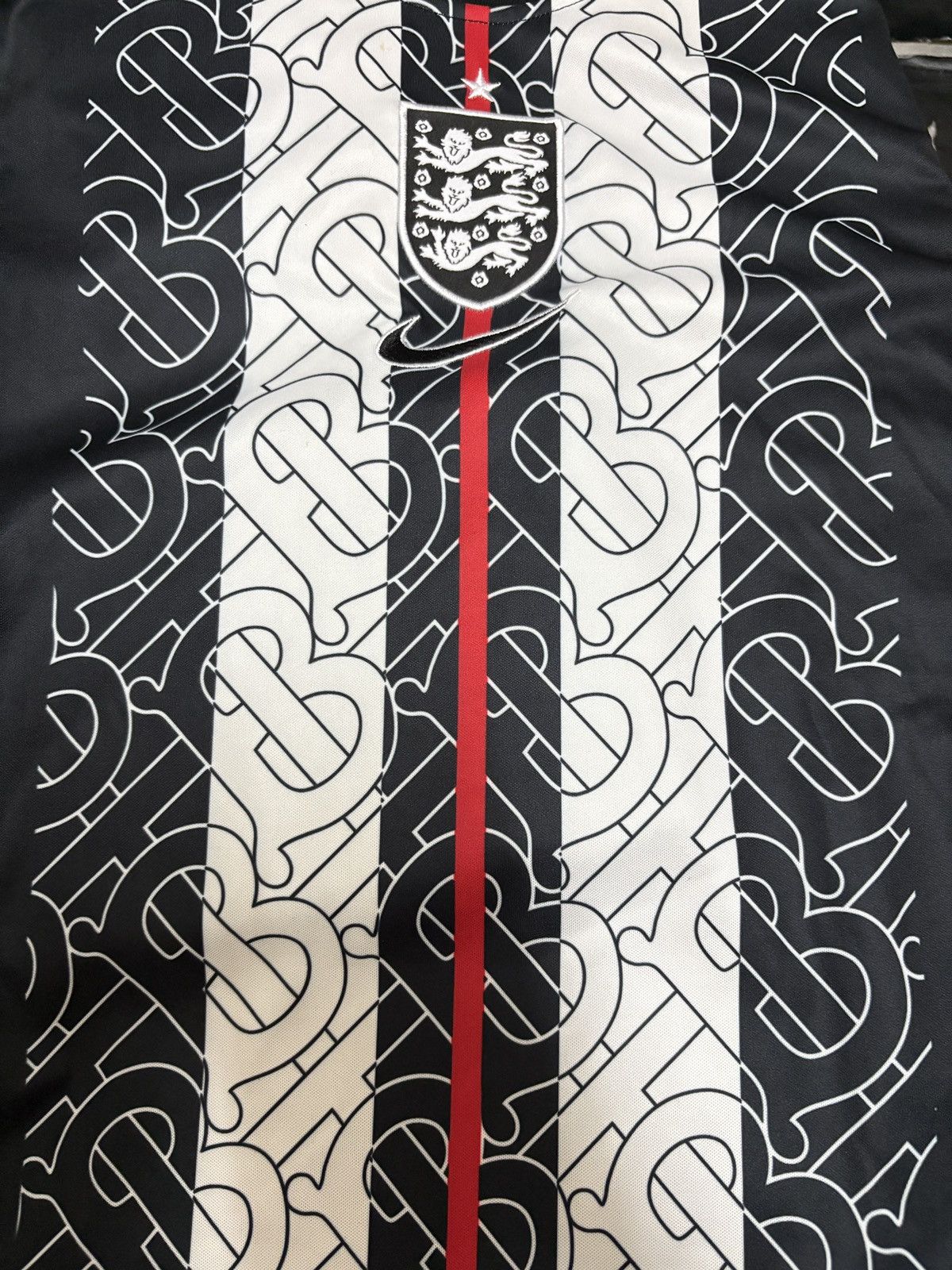 Burberry × Nike Nike England Burberry Concept Kit Size US M / EU 48-50 / 2 - 5 Thumbnail