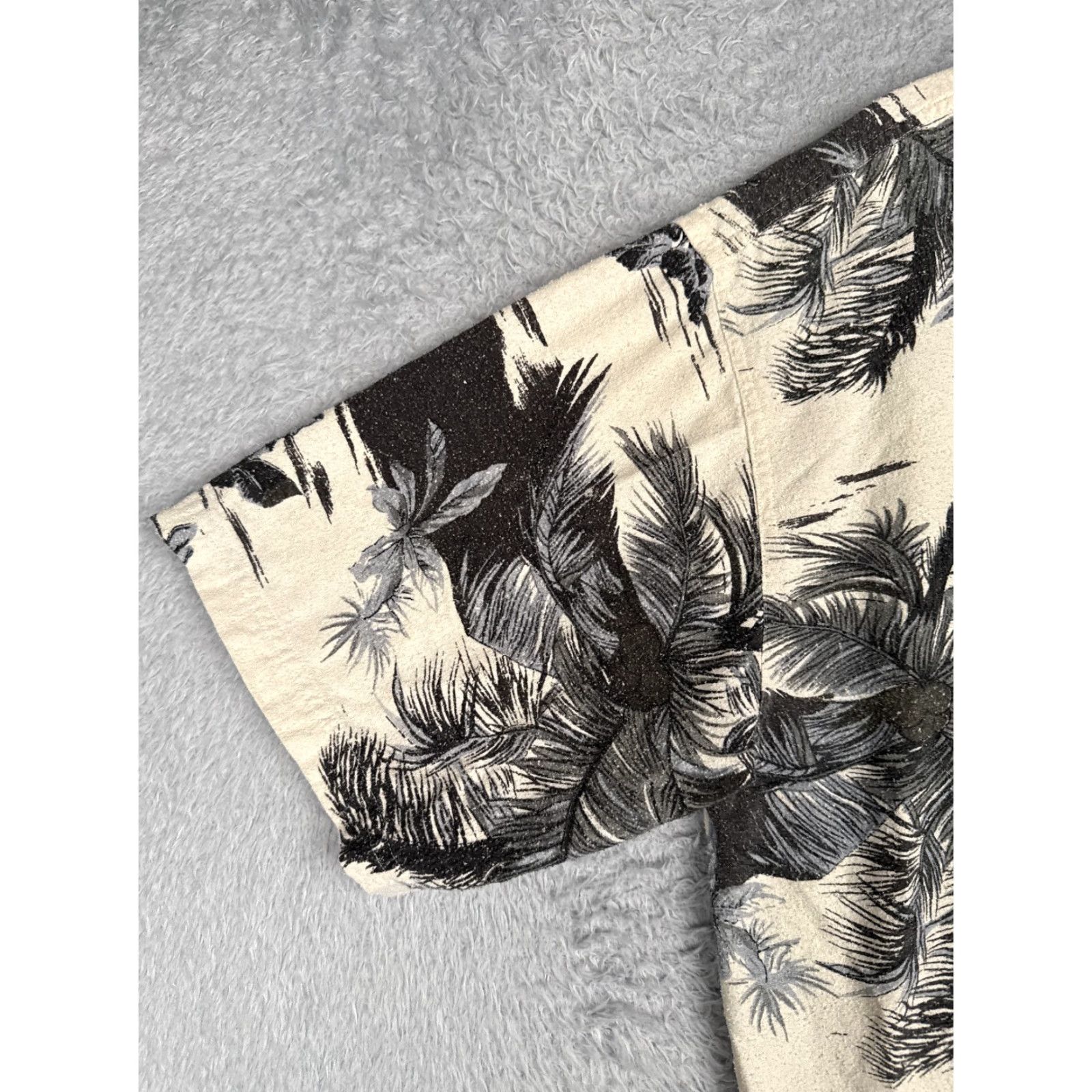 Vintage Ying Yang Men Silk Button-Up Shirt M Black Floral Palm Leaf 100% Silk Hawaiian Beach Resort Aloha Luau Vacation Summer 90s? Wait no. Size US M / EU 48-50 / 2 - 3 Thumbnail
