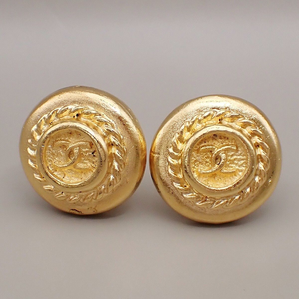 Chanel Chanel Vintage CC Logo Round Clip on Earrings Textured Metal Size ONE SIZE - 1 Thumbnail