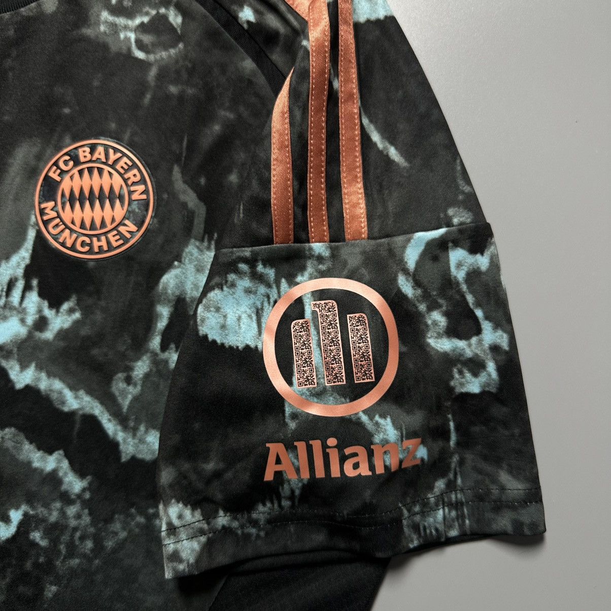 Vintage BAYERN ADIDAS 2024/2025 FOOTBALL AWAY JERSEY #19 DAVIES Size US L / EU 52-54 / 3 - 6 Thumbnail