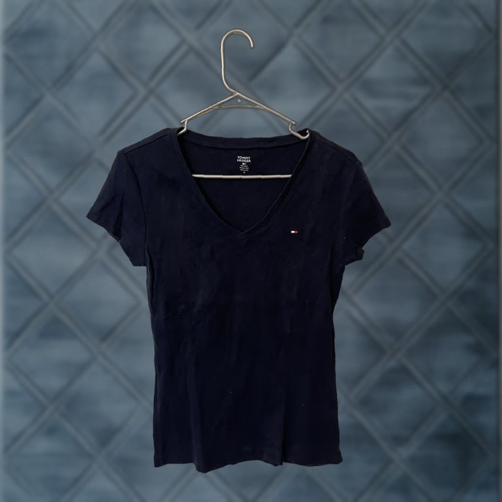 Tommy Hilfiger Tommy Hilfiger T Shirt Medium Navy Blue Solid Short Sleeve V Neck Tee Womens Size M / US 6-8 / IT 42-44 - 1 Thumbnail