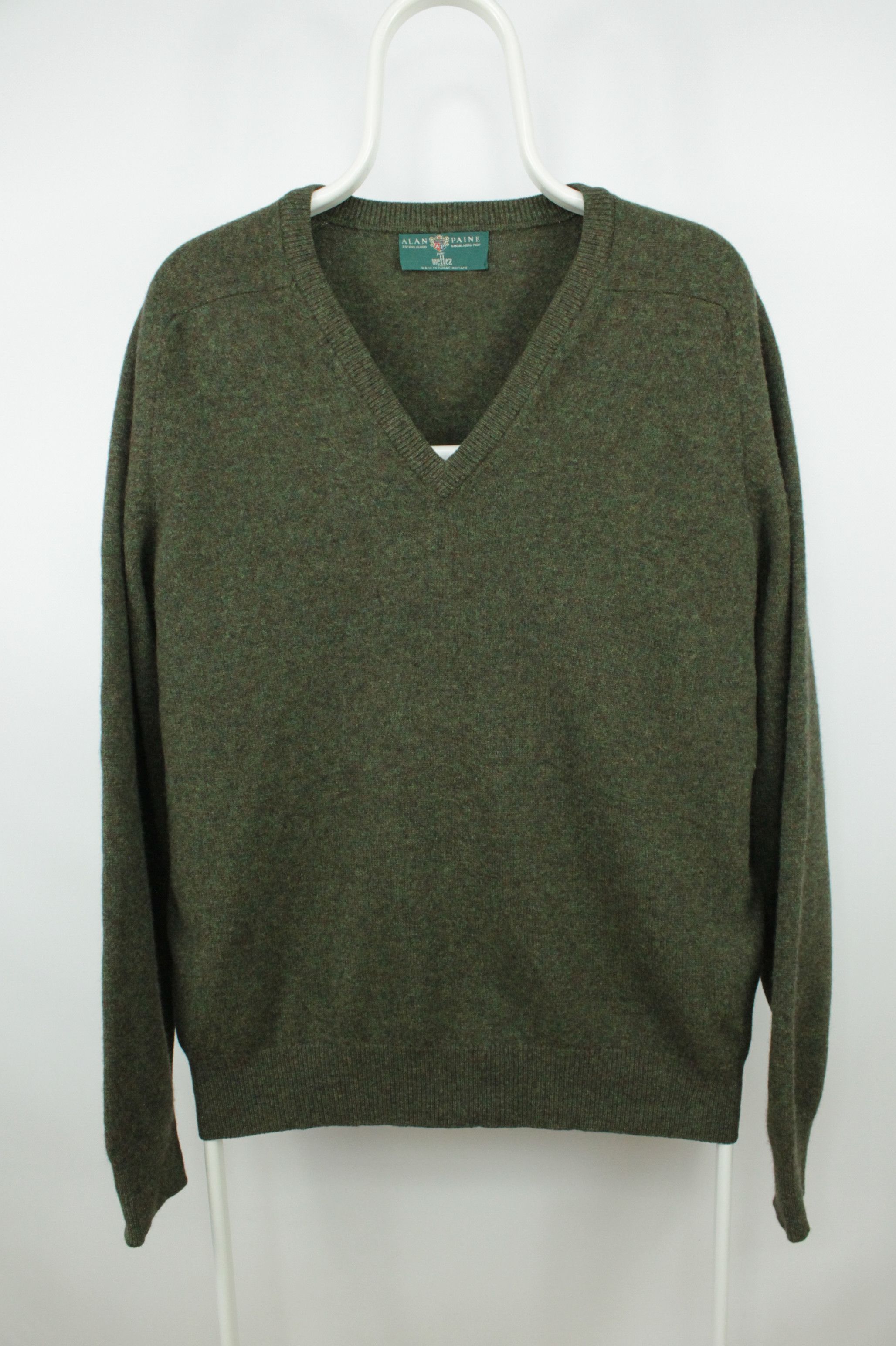 Vintage Alan Paine fashion 100% Lambswool V neck Sweater