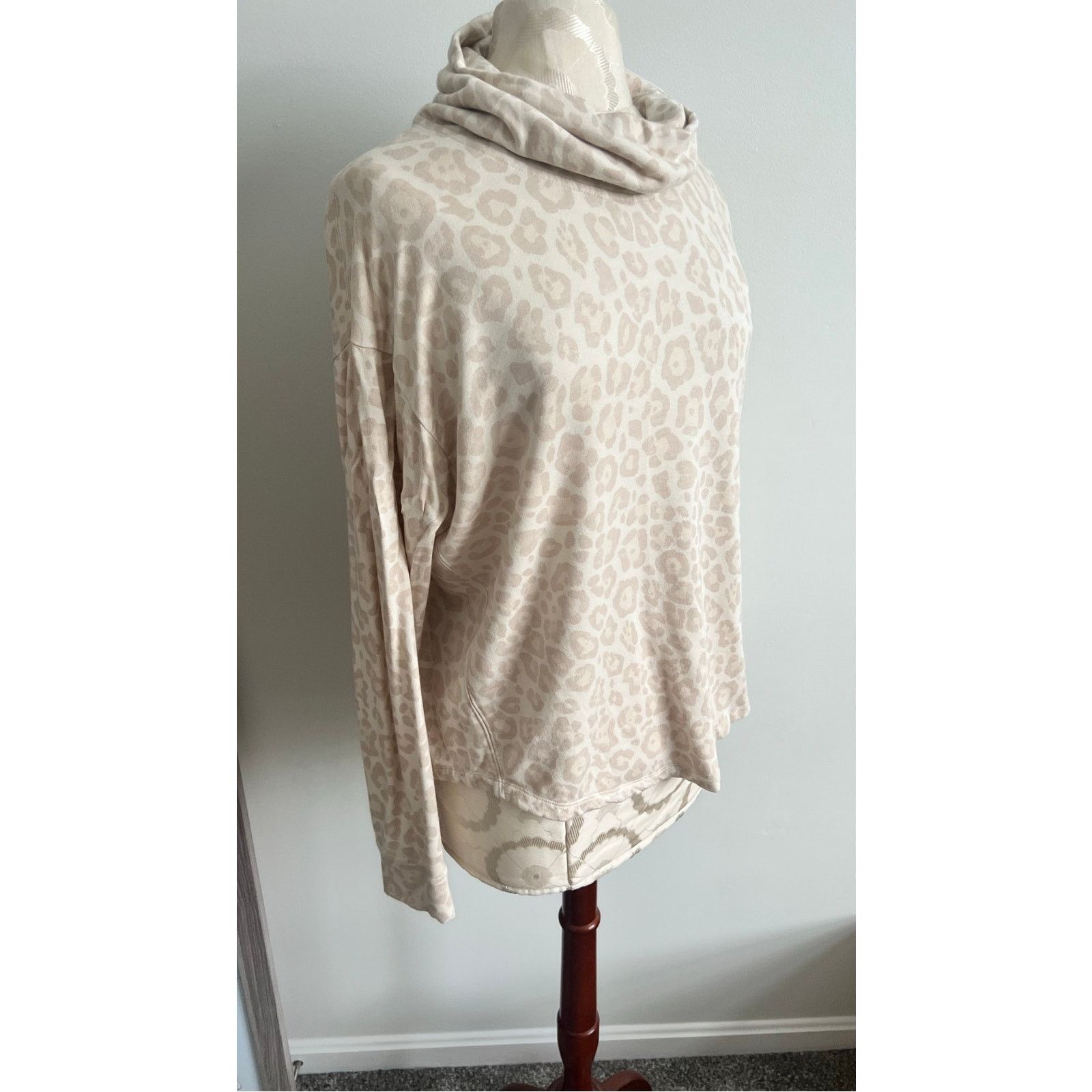 Splendid Splendid Ultra Soft Leopard Print Cowl Neck Pullover Medium Size M / US 6-8 / IT 42-44 - 2 Thumbnail