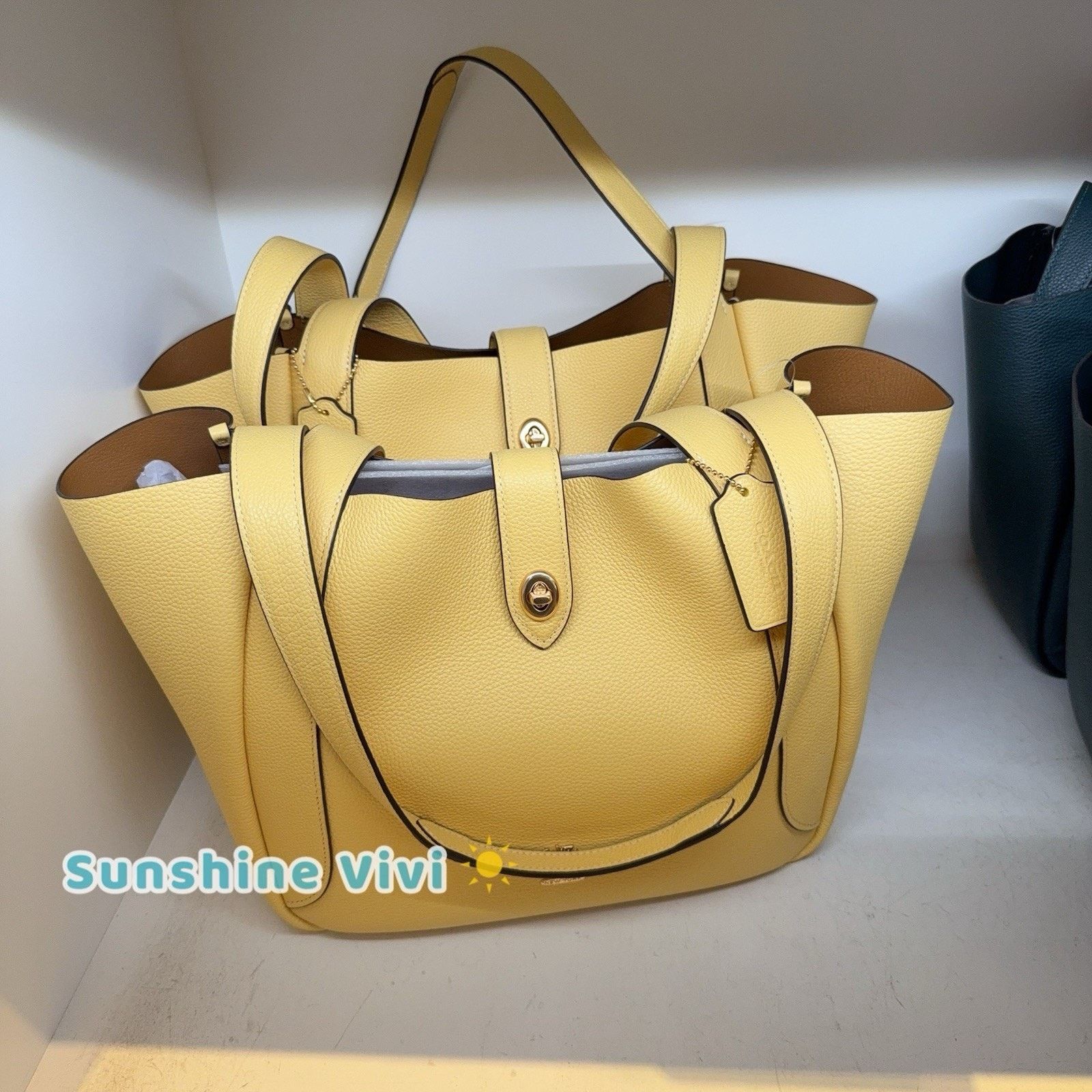 Coach NWT COACH Hadley Turnlock Tote Bag Leather CAL17 Gold/Yellow Size ONE SIZE - 1 Thumbnail