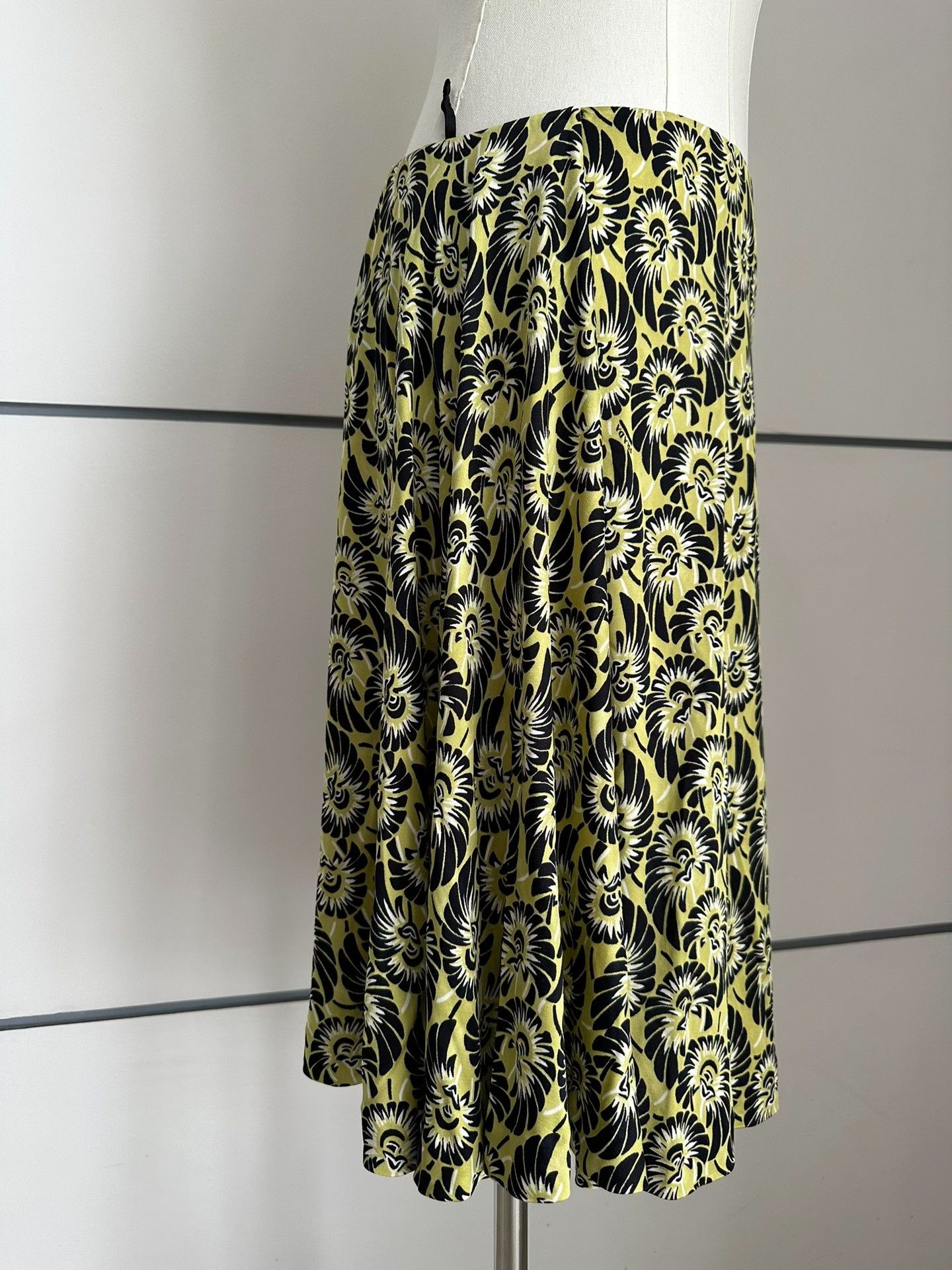 Prada Prada Floral side-zipper skirt| Size 28" / US 6 / IT 42 - 3 Thumbnail