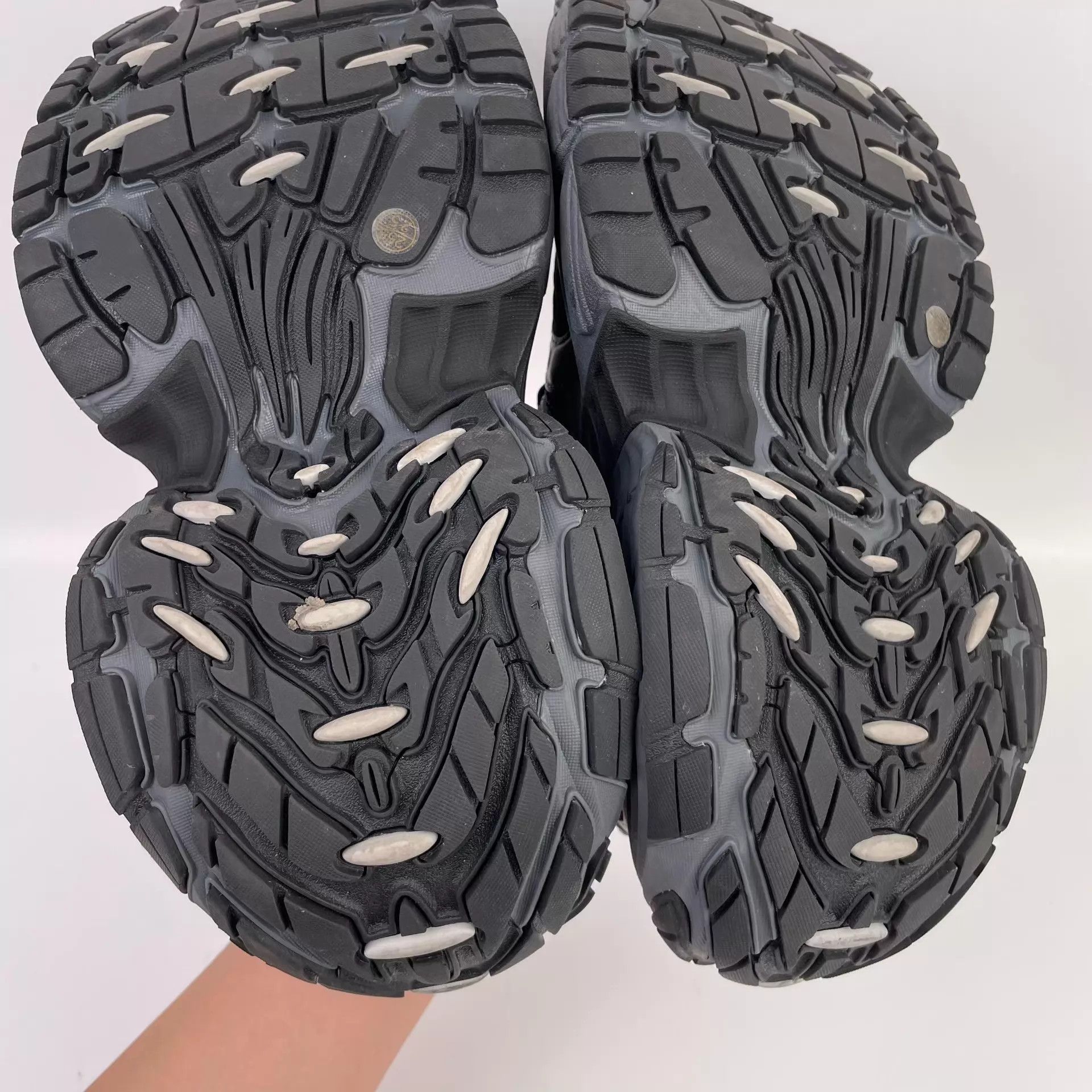 Balenciaga Balenciaga Men's Gray 41 Sneakers S Full Set Ticket Size US 8 / EU 41 - 5 Thumbnail
