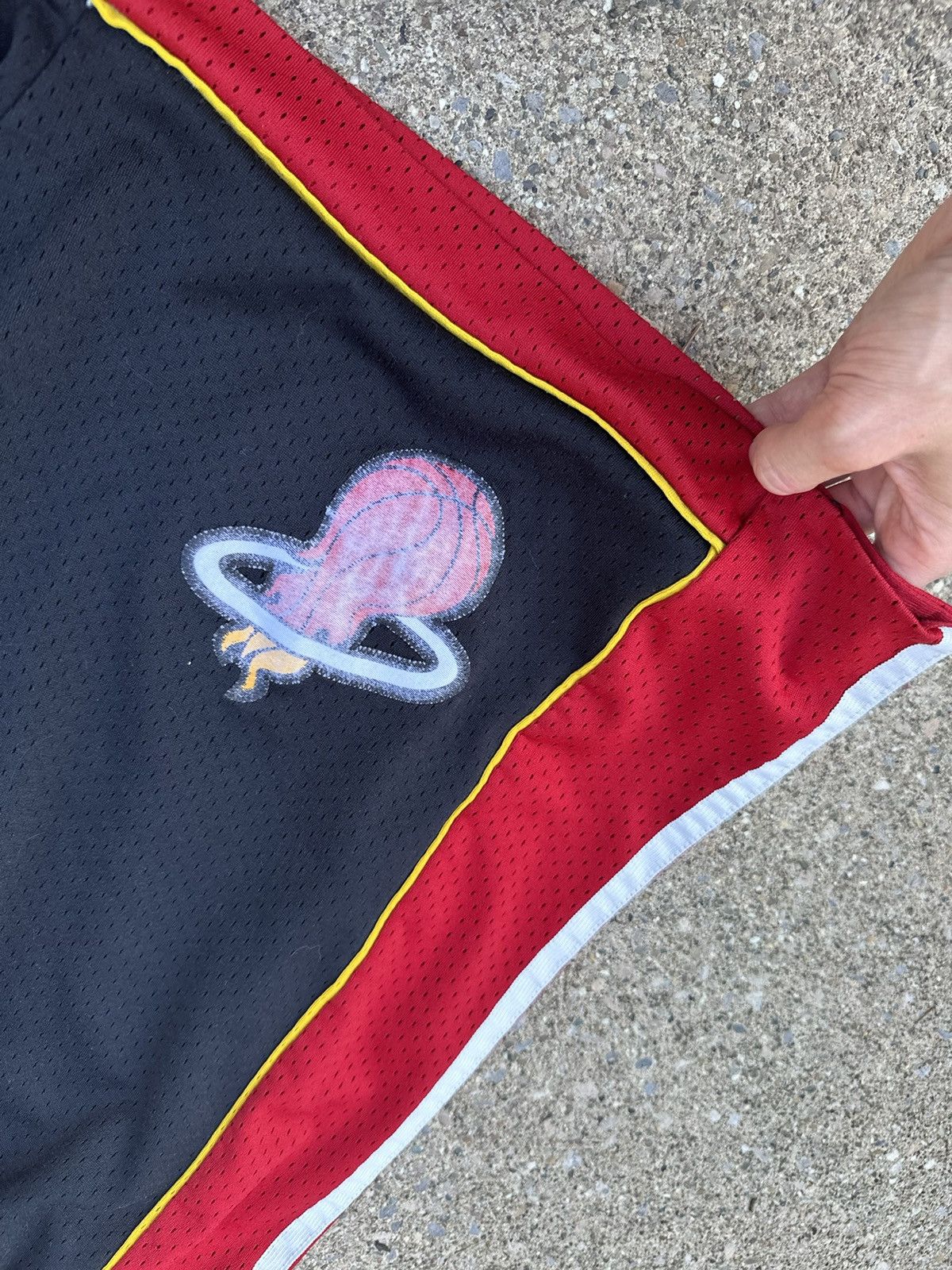 Nike Vintage Miami Heat Nike basketball shorts Size US 30 / EU 46 - 3 Thumbnail
