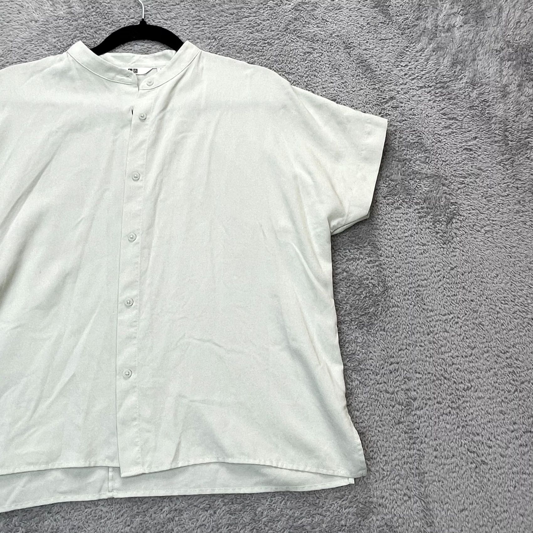 Uniqlo Uniqlo Blouse Shirt Womens XS Beige Rayon Short Sleeve Collared Button Basic All Seasons Easy Care Regular 90s City Preppy Style Size XS / US 0-2 / IT 36-38 - 4 Thumbnail