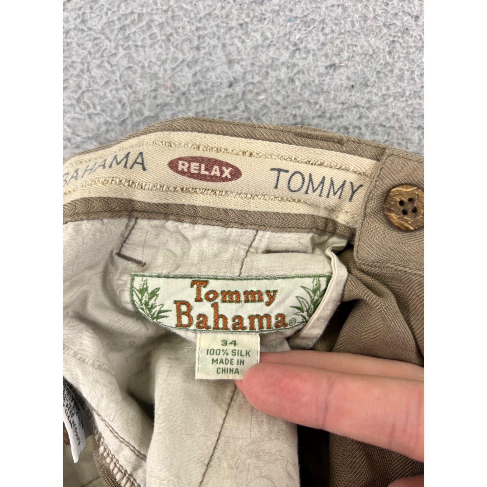 Tommy Bahama Tommy Bahama Bermuda Shorts Men 34 Beige Silk Herringbone Pleated 9 Inseam Zip Pocket Pockets Travel Aloha Beach Designer Mens Size US 34 / EU 50 - 7 Thumbnail