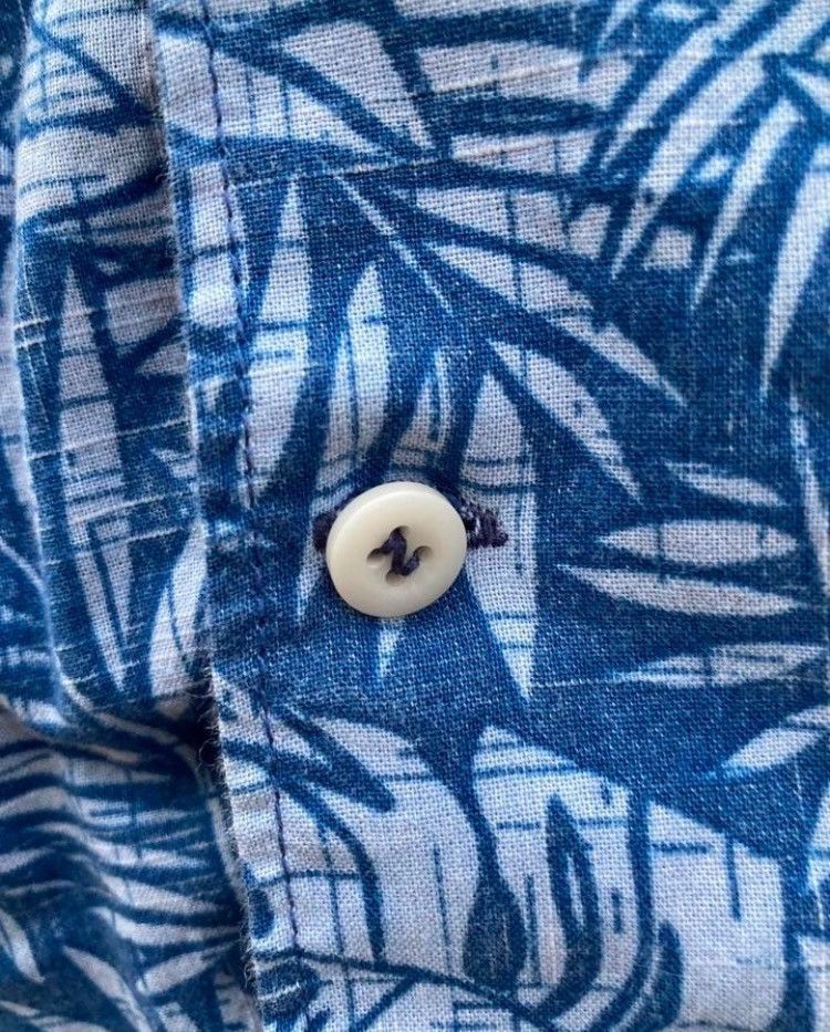 Izod Izod Saltwater Blue Leaf Pattern Button-Up Shirt Size M Size US M / EU 48-50 / 2 - 4 Thumbnail