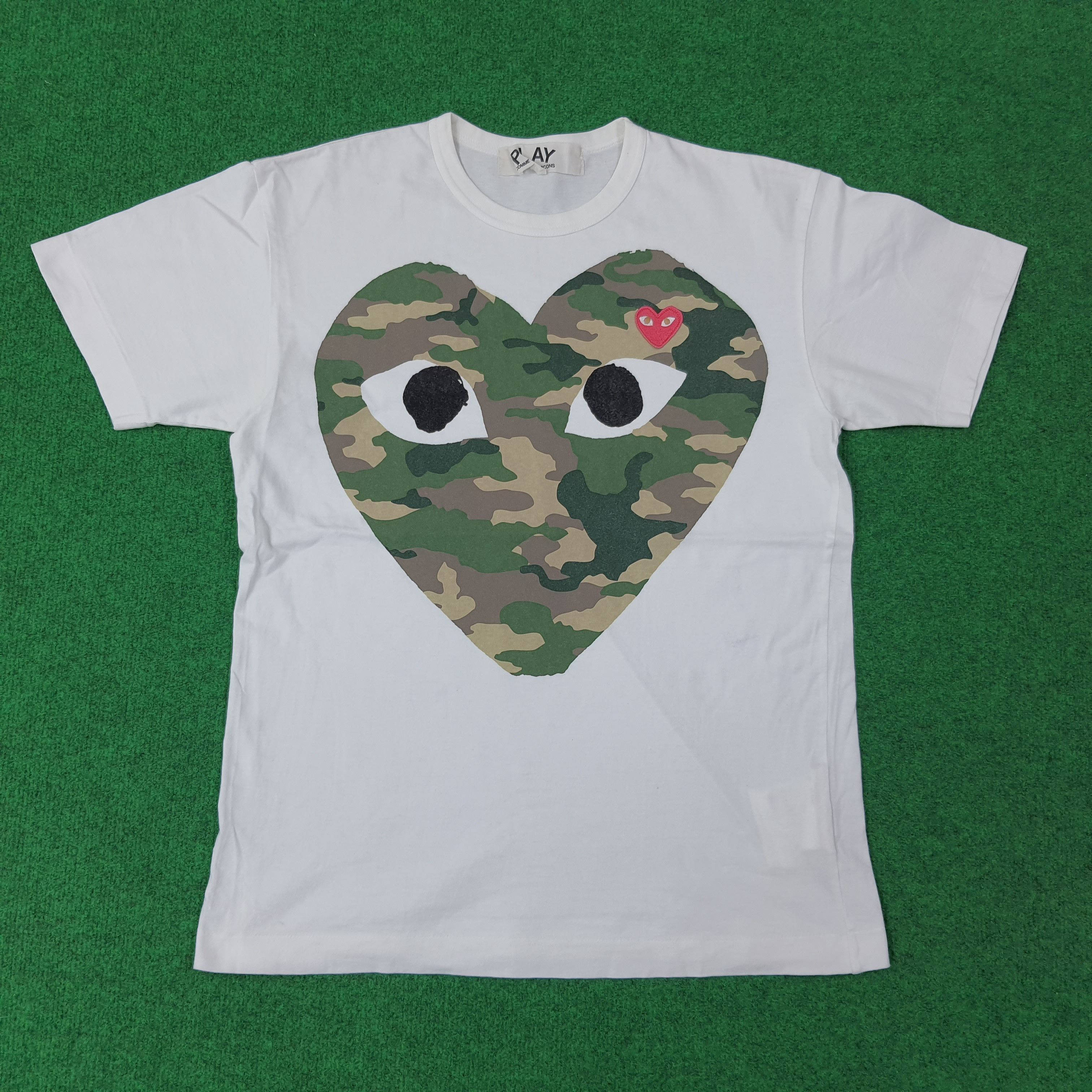 Comme des Garcons PLAY Vintage Comme Des Garcons PLAY Camo Heart Tee C267N34 Size US M / EU 48-50 / 2 - 1 Thumbnail