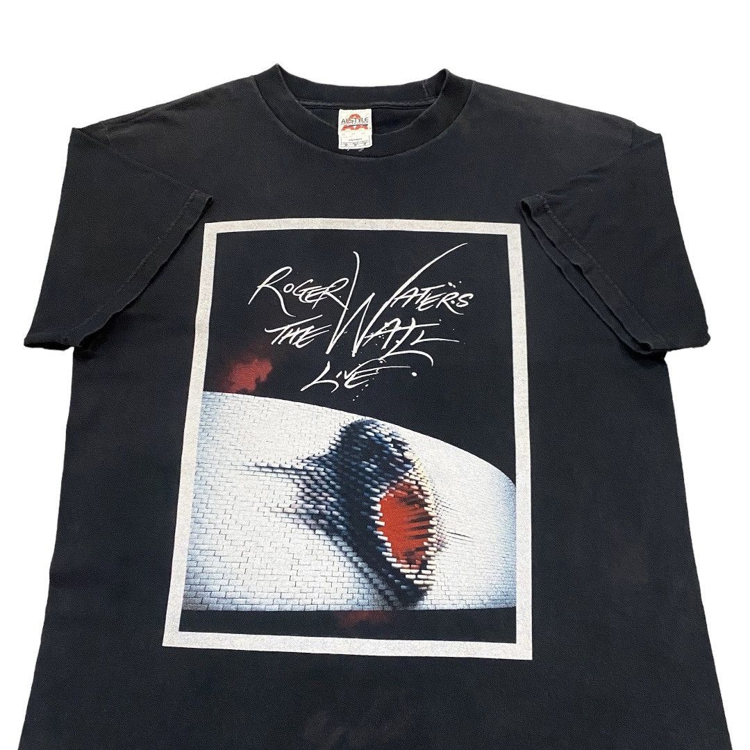 Band Tees Vintage Pink Floyd Roger Waters The Wall Tour 2010 Tshirt Size US M / EU 48-50 / 2 - 3 Thumbnail