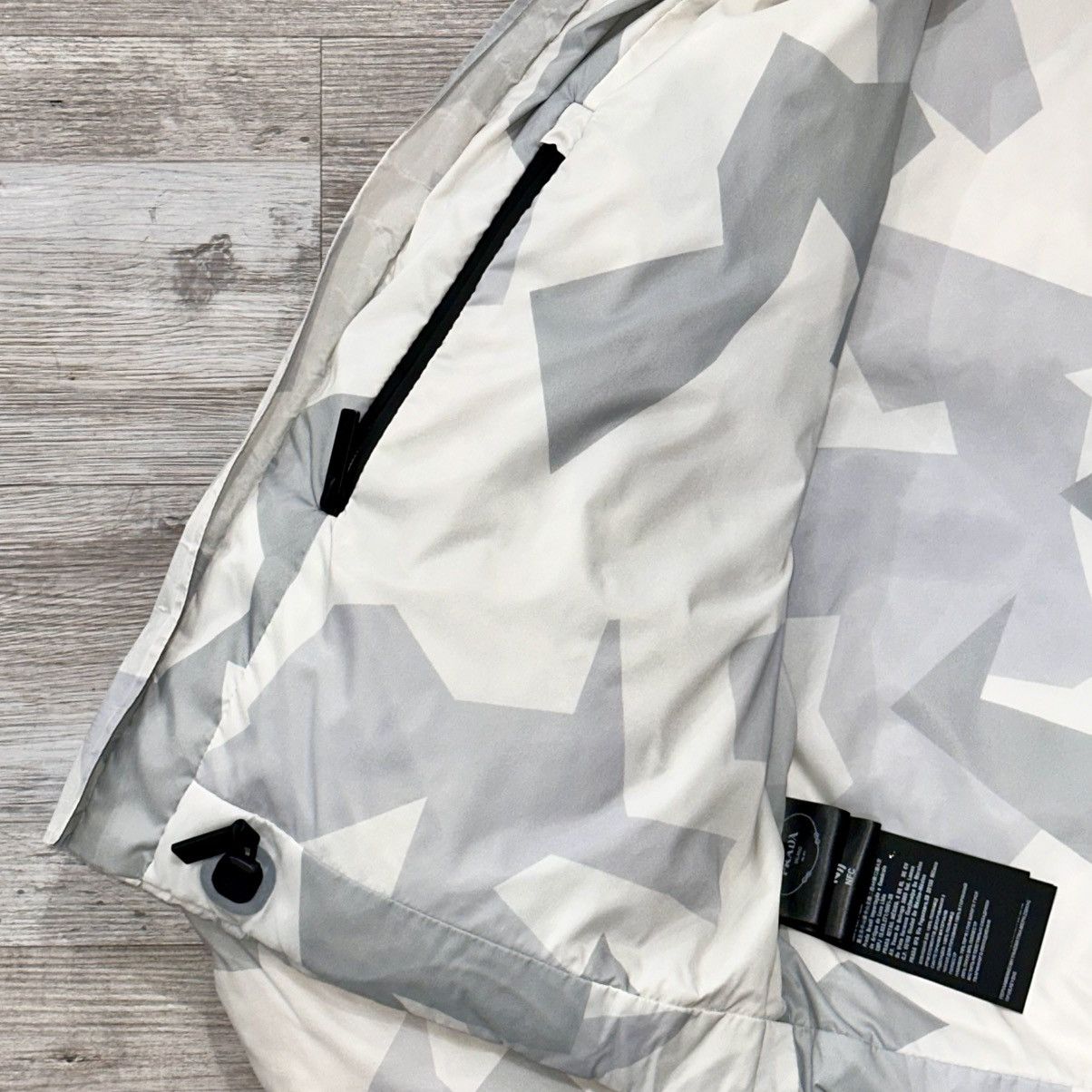 Prada UNISEX PRADA CROPPED WHITE CAMO PUFFER JACKET SIZE L Size US L / EU 52-54 / 3 - 7 Thumbnail