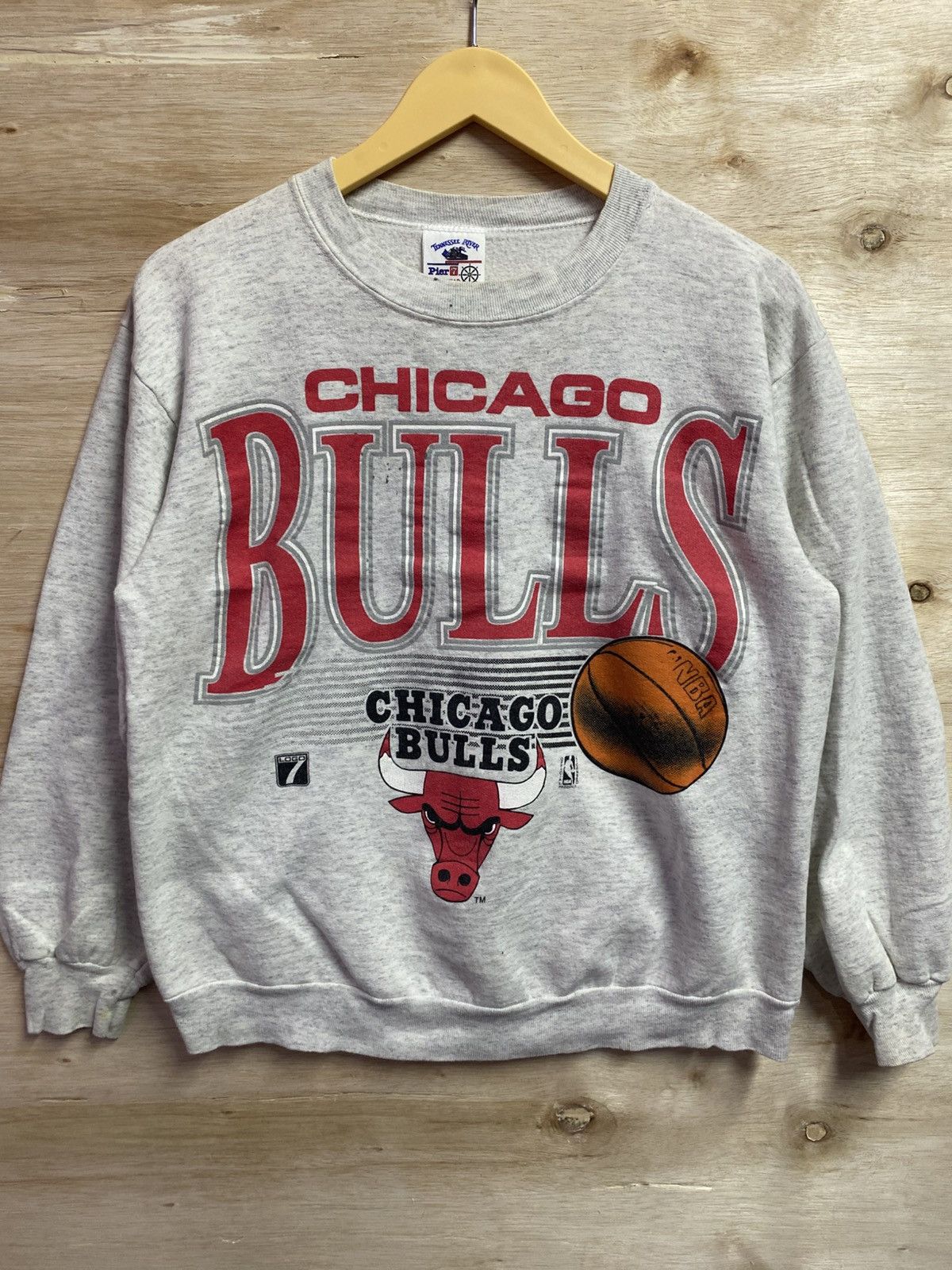 MLB vintage grey Starter Chicago Bulls crewneck sweatshirt. Size US XL / EU 56 / 4 - 1 Thumbnail