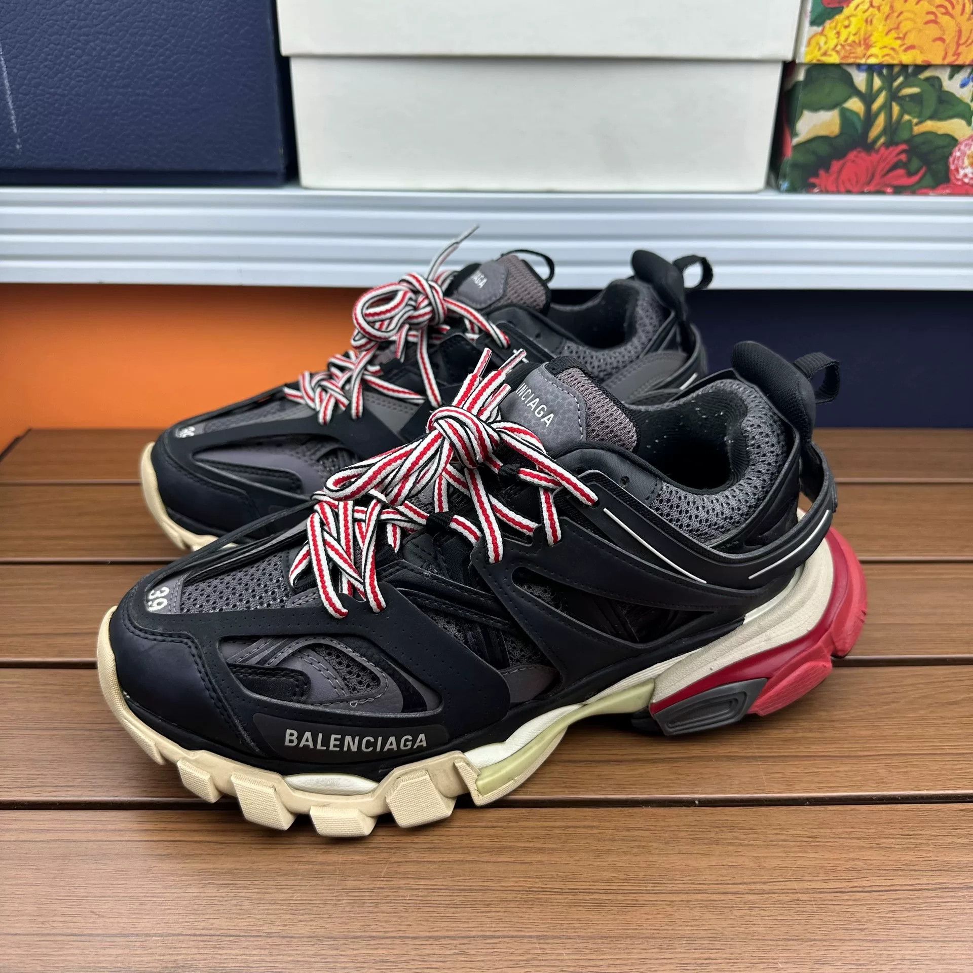 Balenciaga Balenciaga Gray Lowtop Sneakers 6 Men Size US 6 / EU 39 - 1 Thumbnail