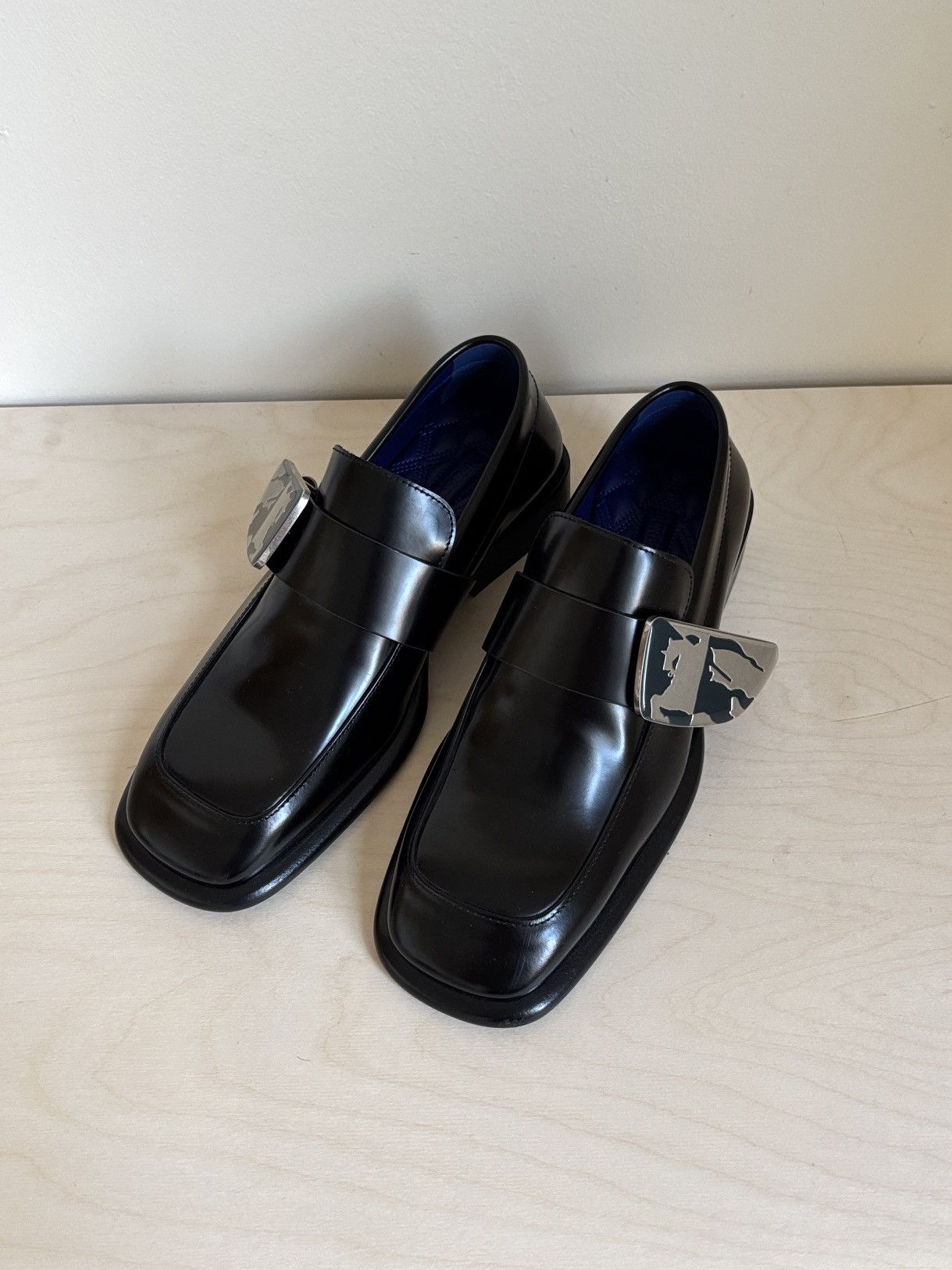 Burberry BURBERRY Shield Leather Loafers in Black Size US 6 / IT 36 - 1 Thumbnail