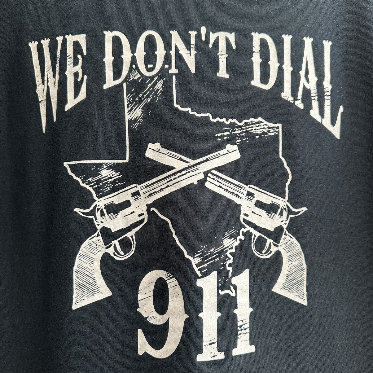 Vintage VINTAGE Y2K «WE DON’T DIAL 911» TEXAS GUN TEE Size US M / EU 48-50 / 2 - 3 Thumbnail