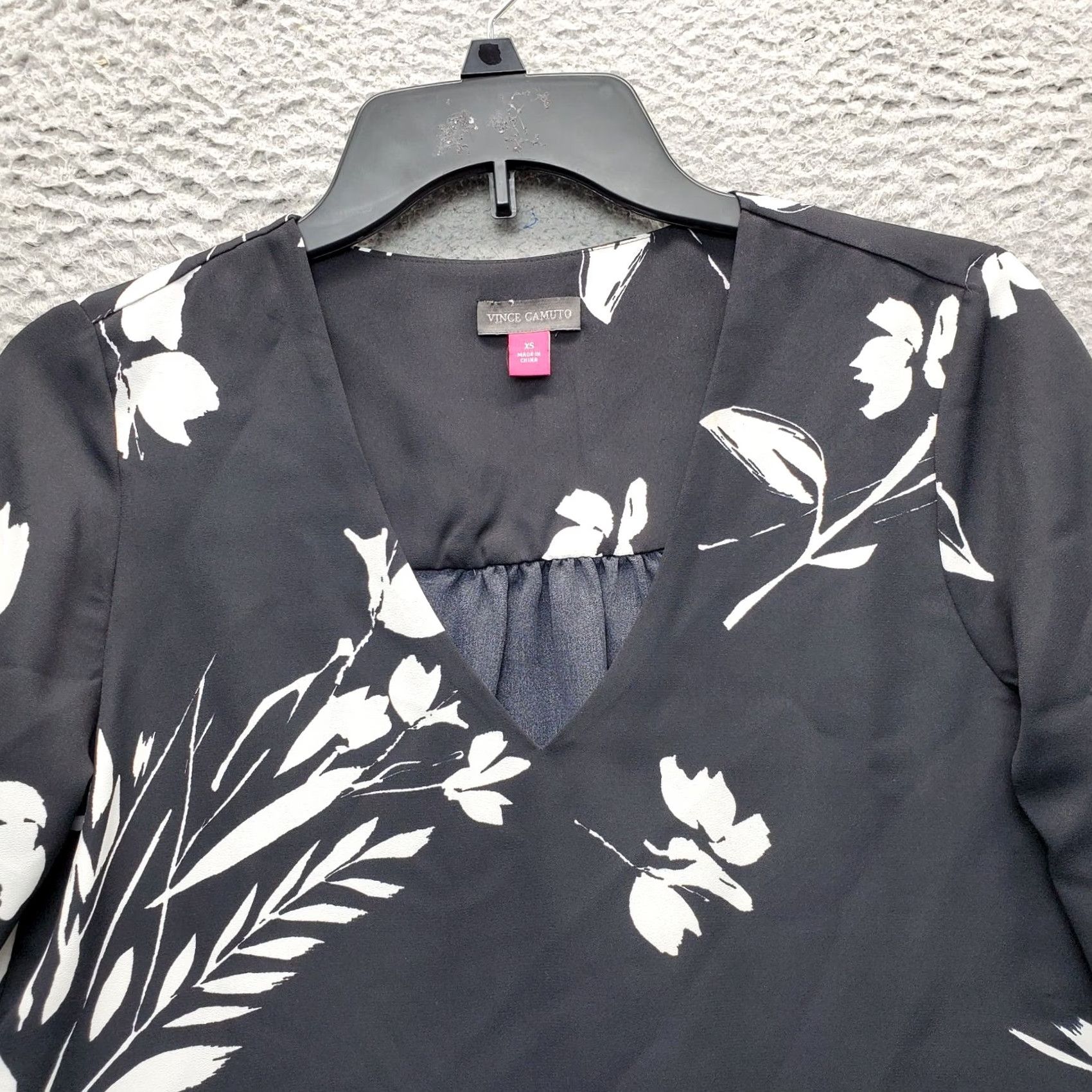 Vince Camuto Vince Camuto Blouse Womens XS Multi Floral Flutter Sleeve V-Neck Shirt Size XS / US 0-2 / IT 36-38 - 7 Thumbnail