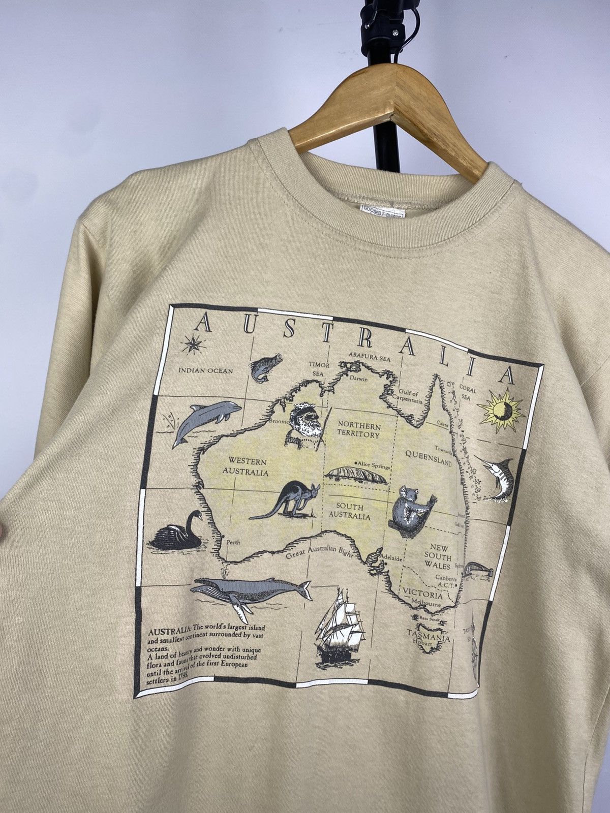 Vintage Vintage 90s rare Art Map Australia Big Logo Y2K T-Shirt Size US S / EU 44-46 / 1 - 4 Thumbnail