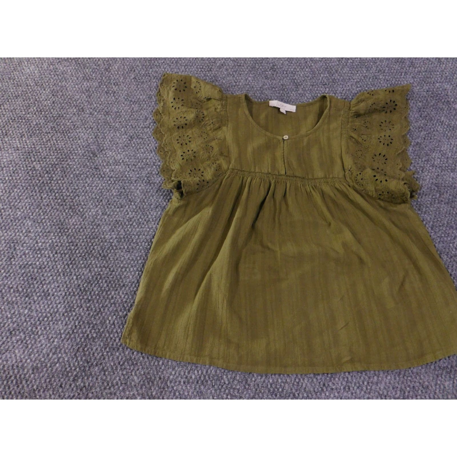 Ann Taylor Loft Blouse Womens Petite Medium Green Eyelet Flutter Sleeve Embroidered Top Size M / US 6-8 / IT 42-44 - 3 Thumbnail