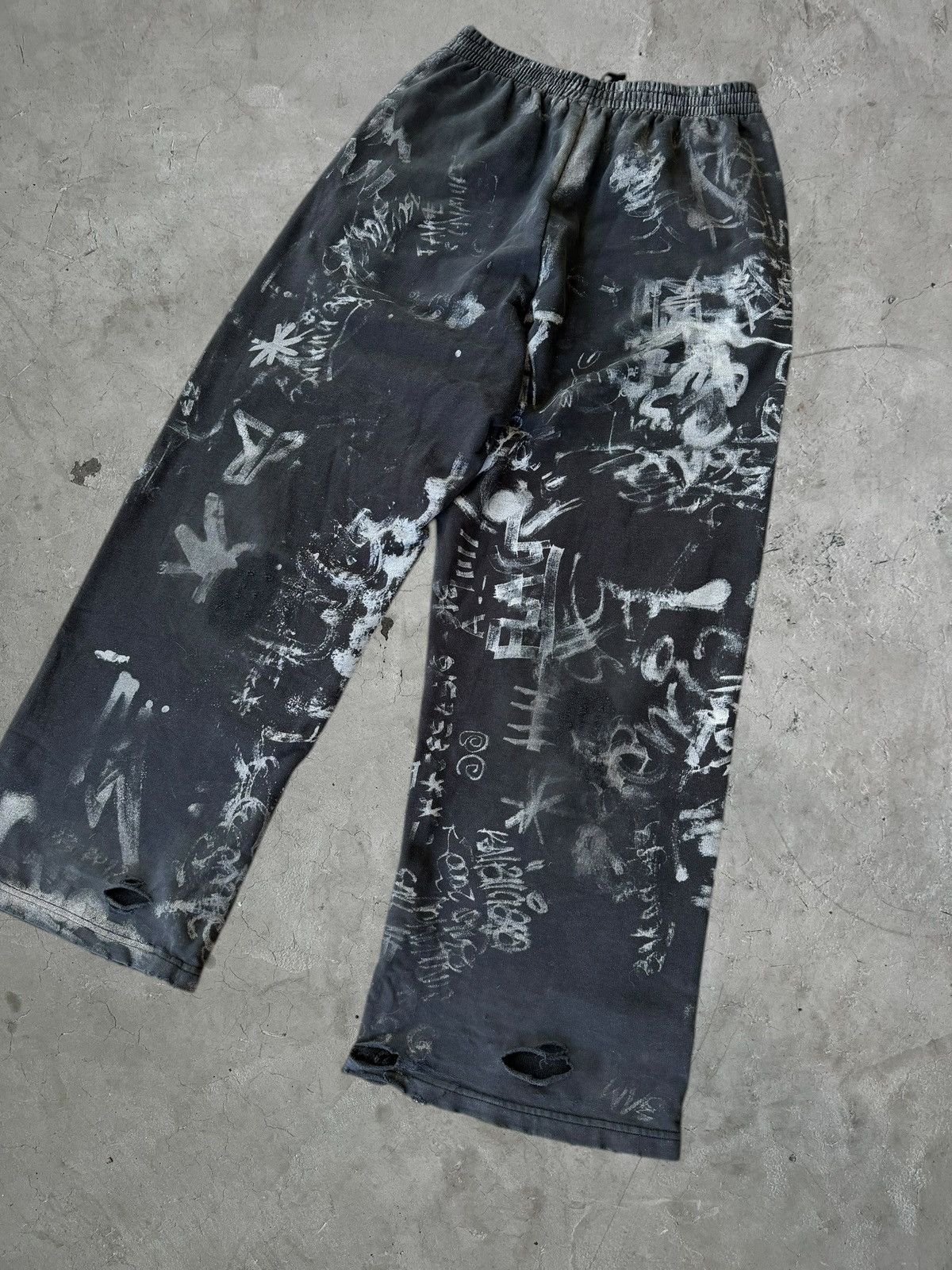 Balenciaga Balenciaga Graffiti Skater Sweatpants Size US 34 / EU 50 - 6 Thumbnail