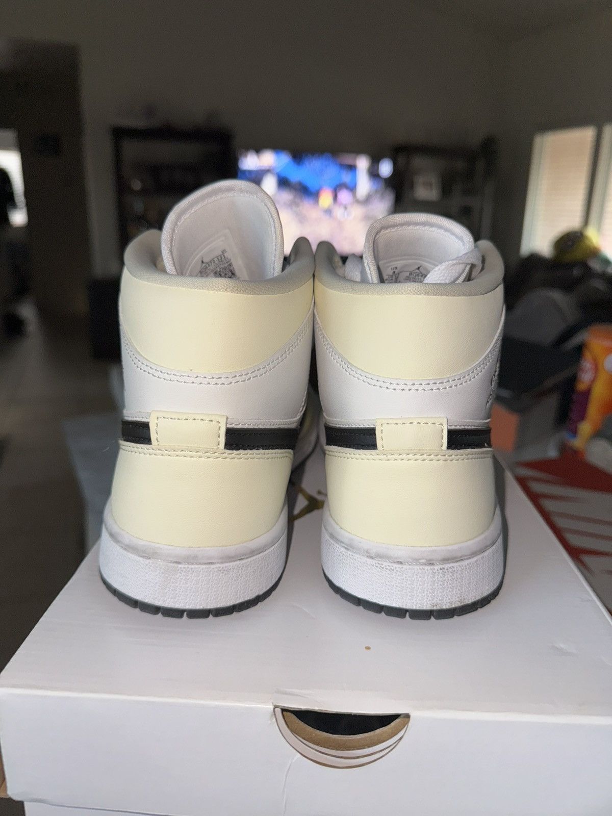 Jordan Brand WMNS AIR JORDAN 1 MID COCONUT MILK/BLACK Size US 8 / IT 38 - 7 Thumbnail