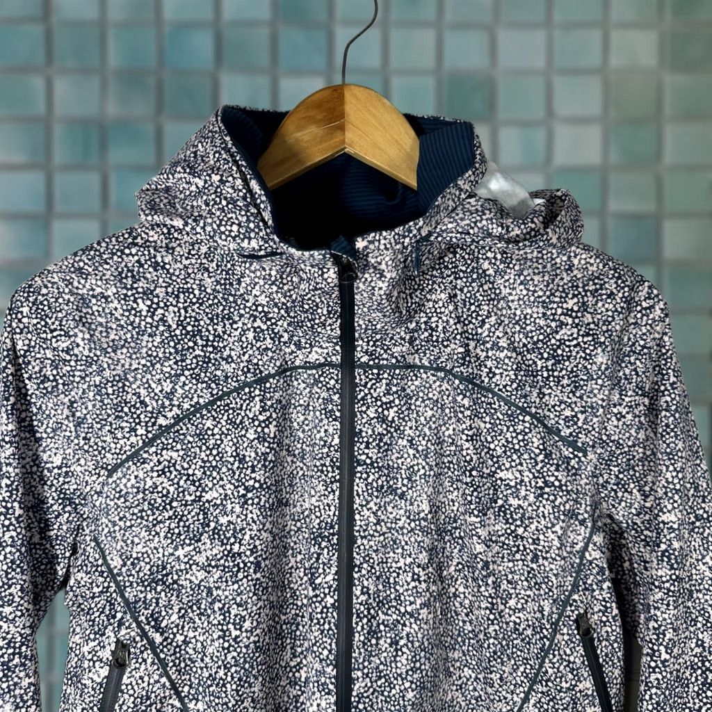 Lululemon VINTAGE Lululemon Runaway Windbreaker Jacket Blue Pebble Print Zip Reflective Womens S Blue Refelctive Size S / US 4 / IT 40 - 1 Thumbnail