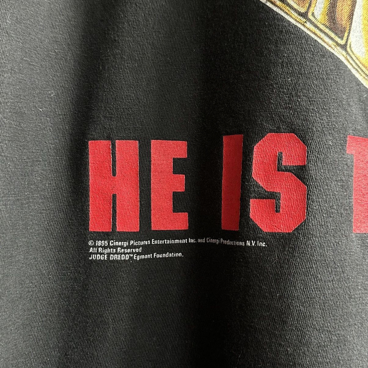Vintage Vintage 1995 Judge Dredd “He is the Law!” Movie Promo Tee Size US XL / EU 56 / 4 - 4 Thumbnail
