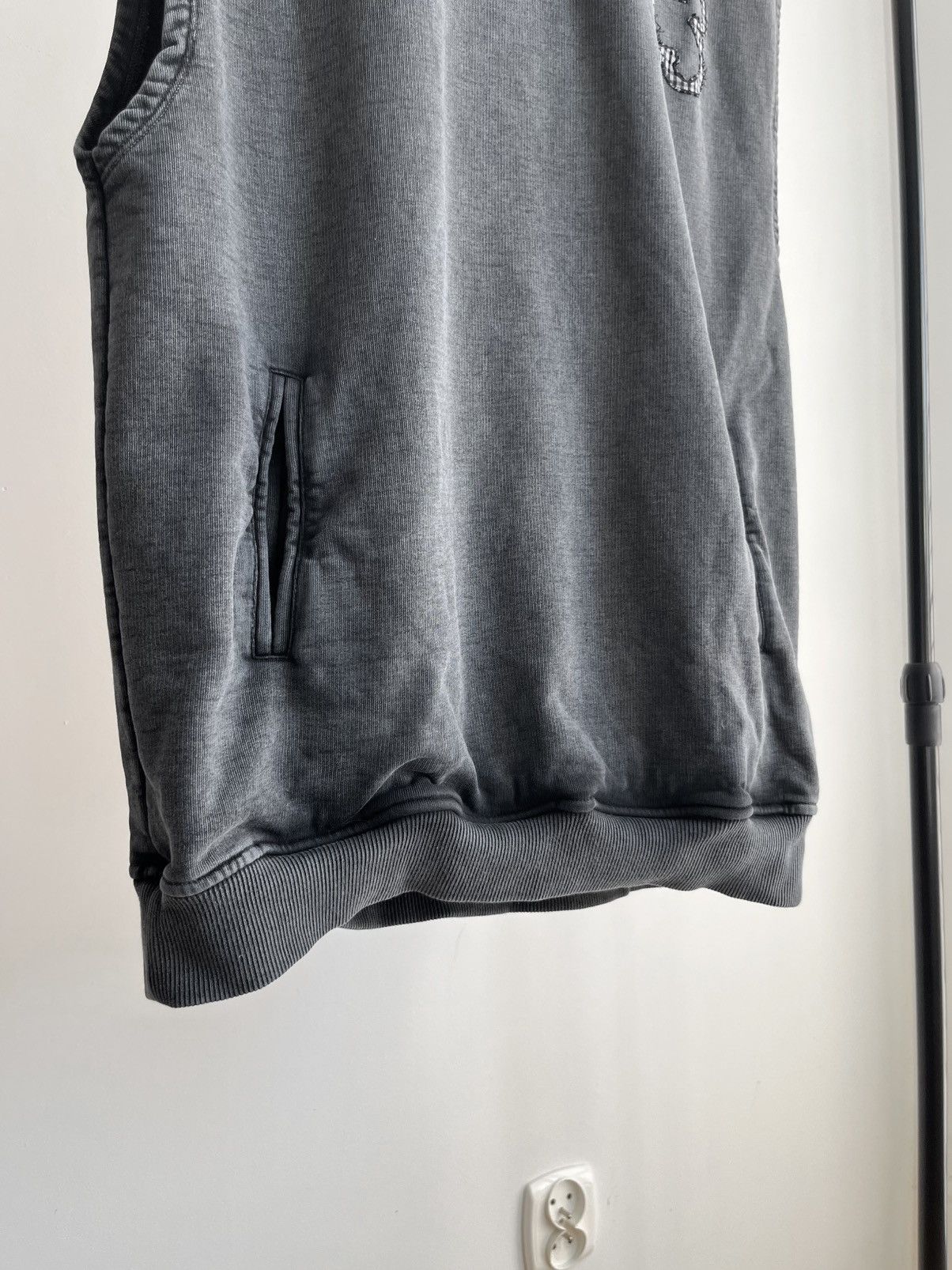 AVAVAV Rare AVAVAV SS25 13 patch distressed sleeveless hoodie vest Size US M / EU 48-50 / 2 - 6 Thumbnail
