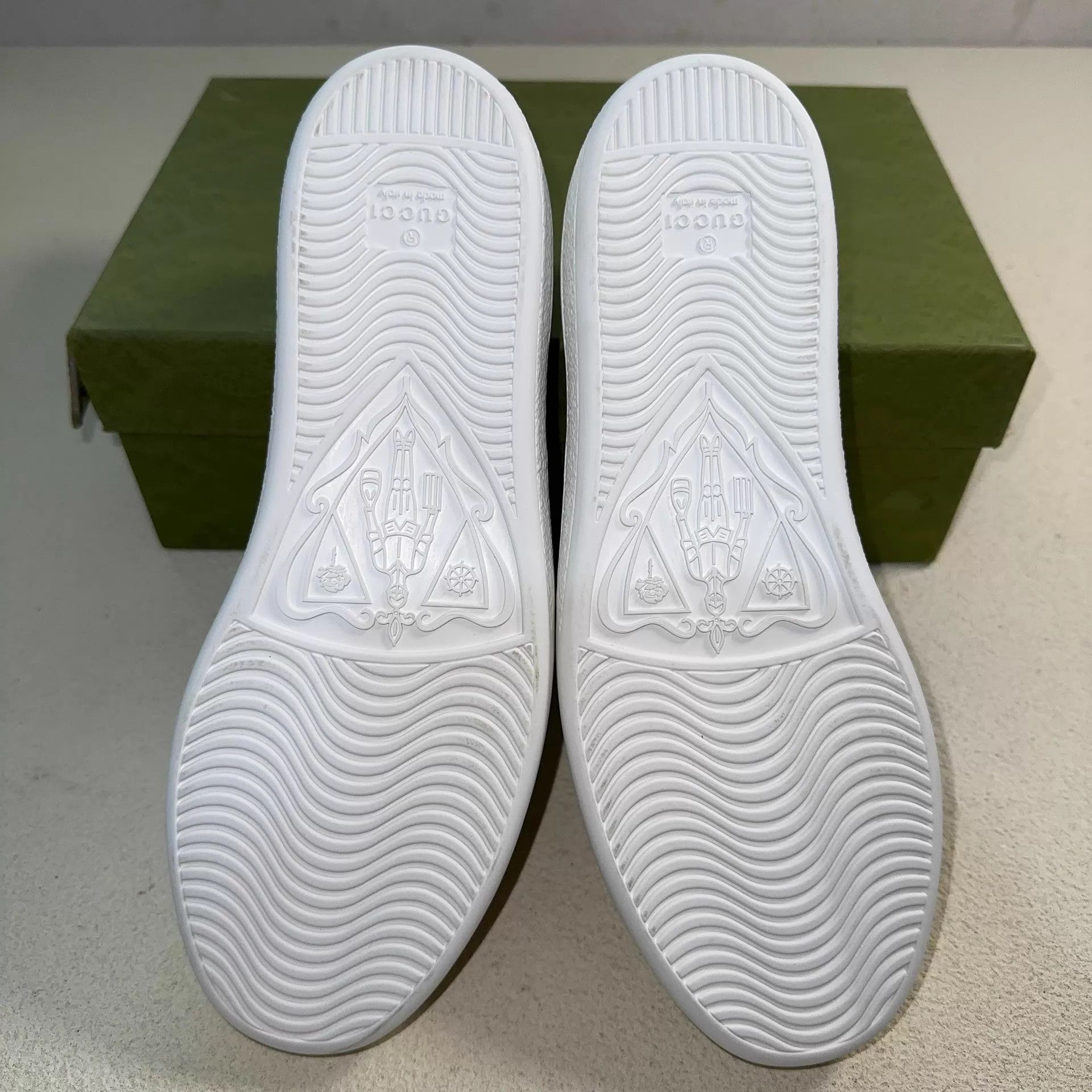 Gucci GUCCI ACE Low Top Wmns White Bee Red-Green Webbing Size US 8 / IT 38 - 4 Thumbnail