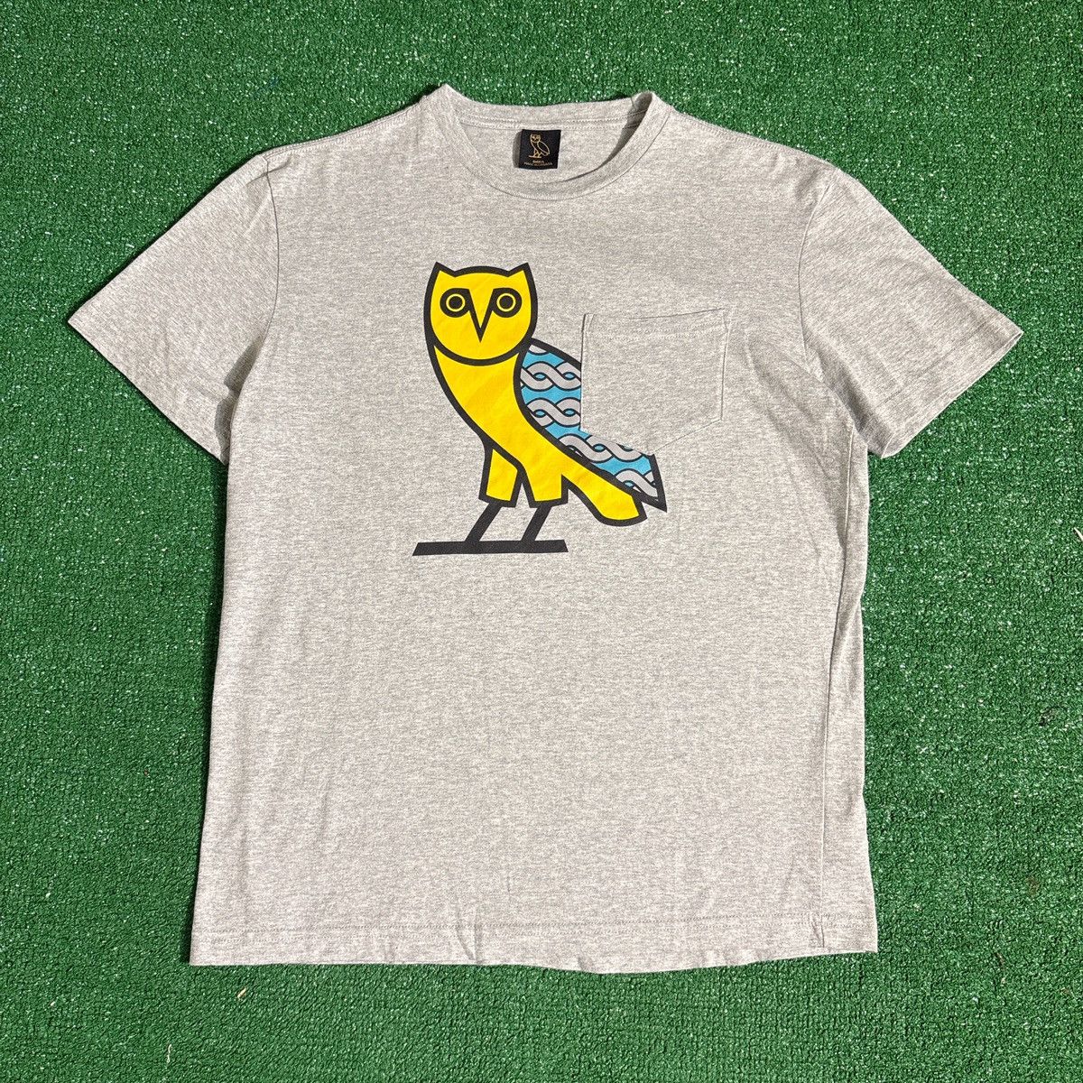 October's Very Own Octobers Very Own OVO Cuban Link Crest Pocket Tee Size S Size US S / EU 44-46 / 1 - 1 Thumbnail