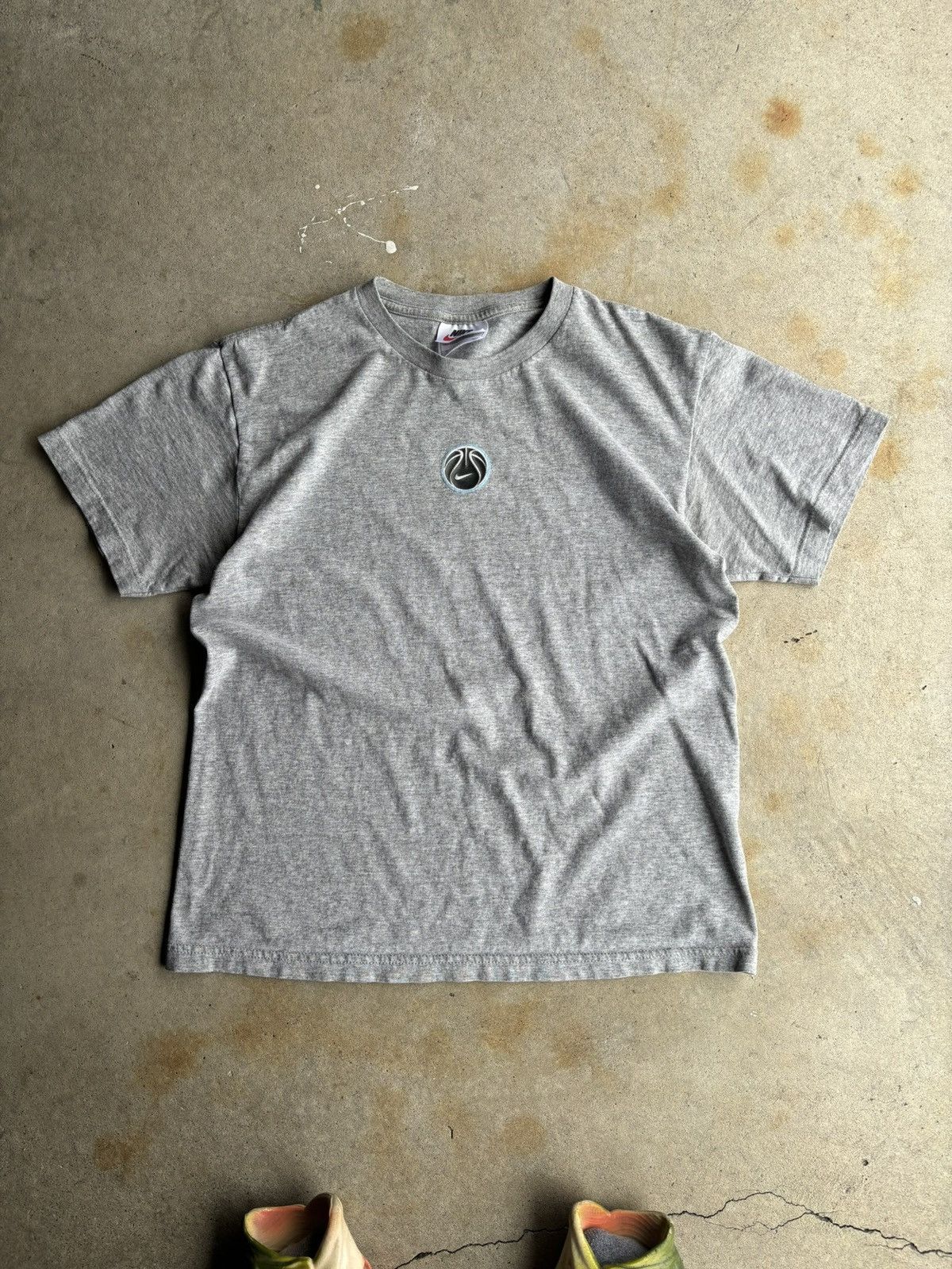 Nike Vintage 90s Nike Basketball Heather Grey Centre Logo Tee Size US S / EU 44-46 / 1 - 1 Thumbnail