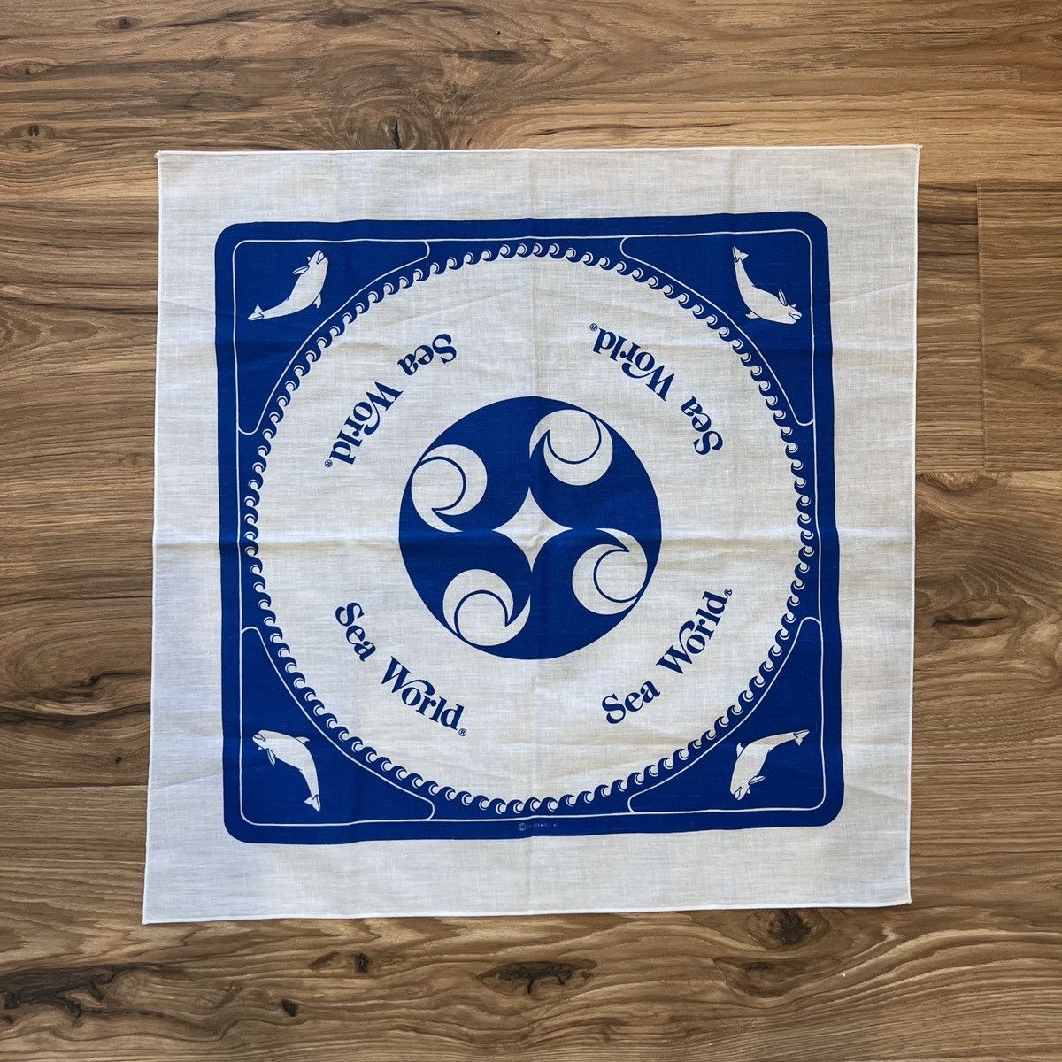 Other Vintage 80s Sea World Handkerchief White Blue 21.5x21.5 Size ONE SIZE - 1 Thumbnail