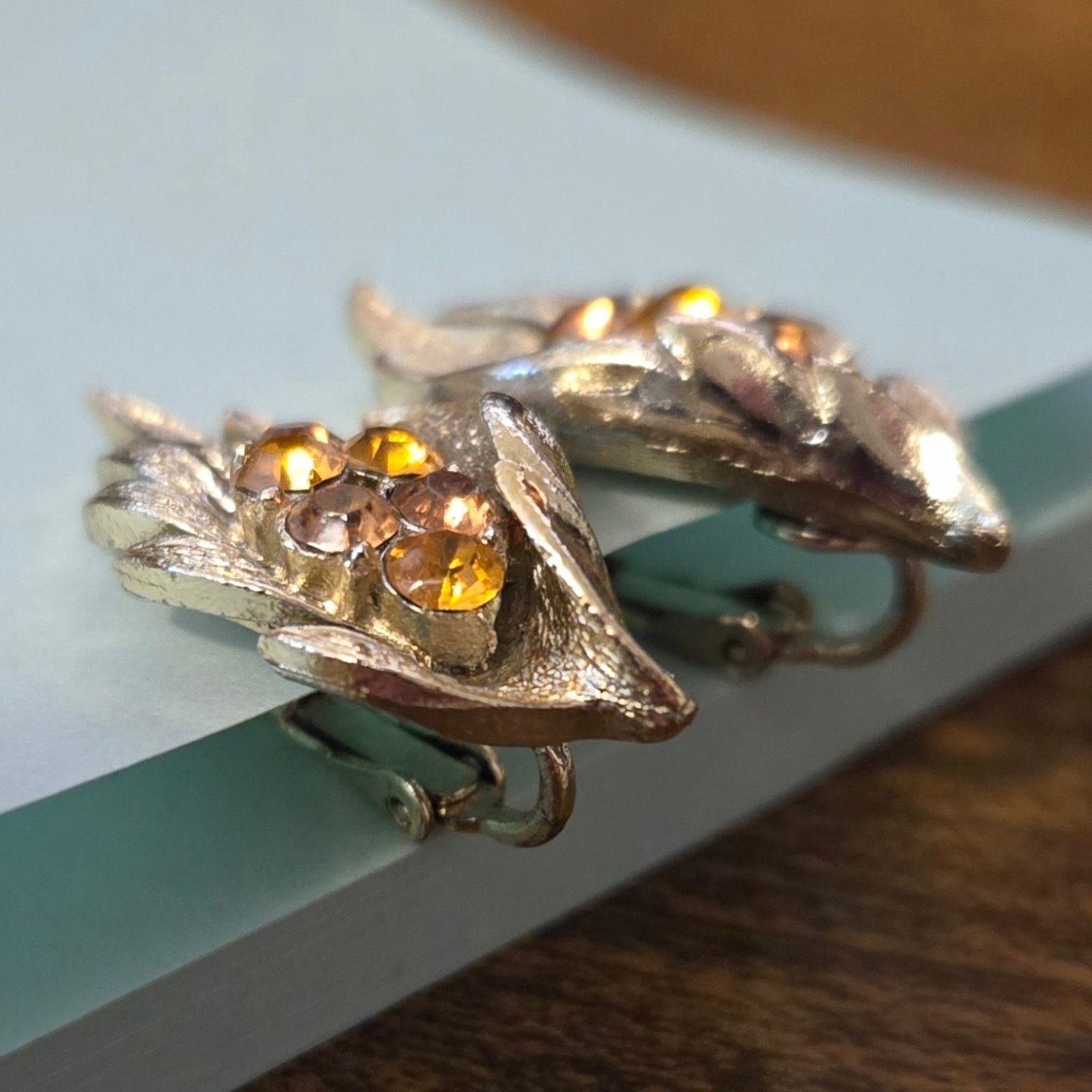 Pieces Uniques Vintage CORO Pegasus Signed Gold Leaf Clip-on Earrings Size ONE SIZE - 6 Thumbnail