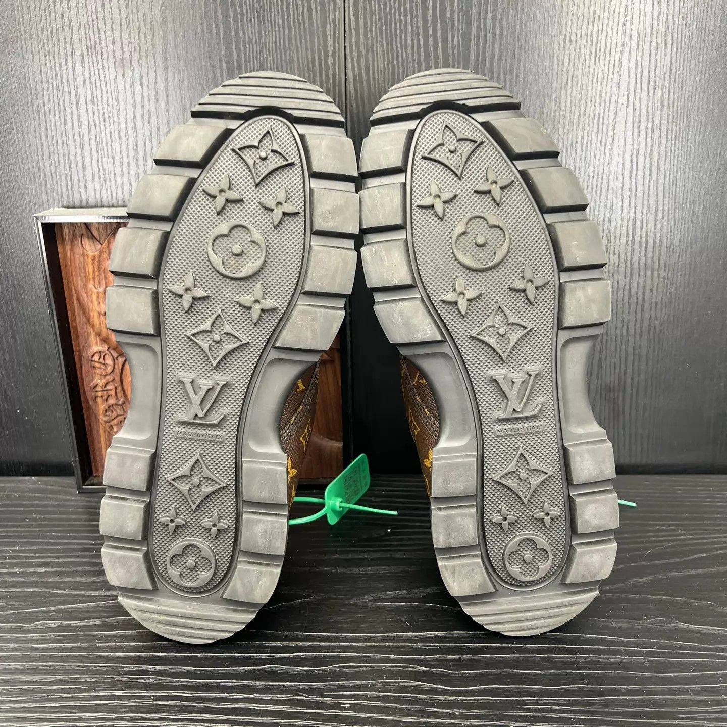 Louis Vuitton LV x NBA Bold Full Print Leather Shoes 7.5/41.5 LN Size US 7.5 / EU 40-41 - 7 Thumbnail