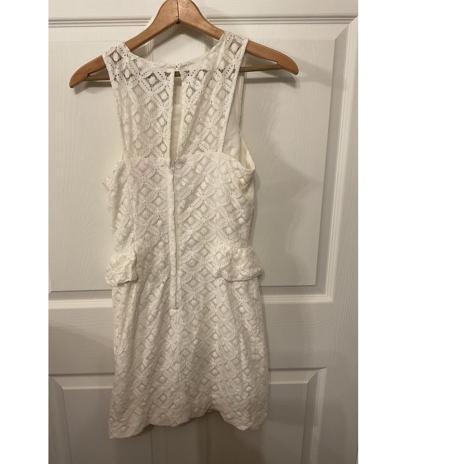 Lilly Pulitzer Lilly Pulitzer White Lace Abby Peplum Sheath Dress, 2 Size XS / US 0-2 / IT 36-38 - 7 Thumbnail