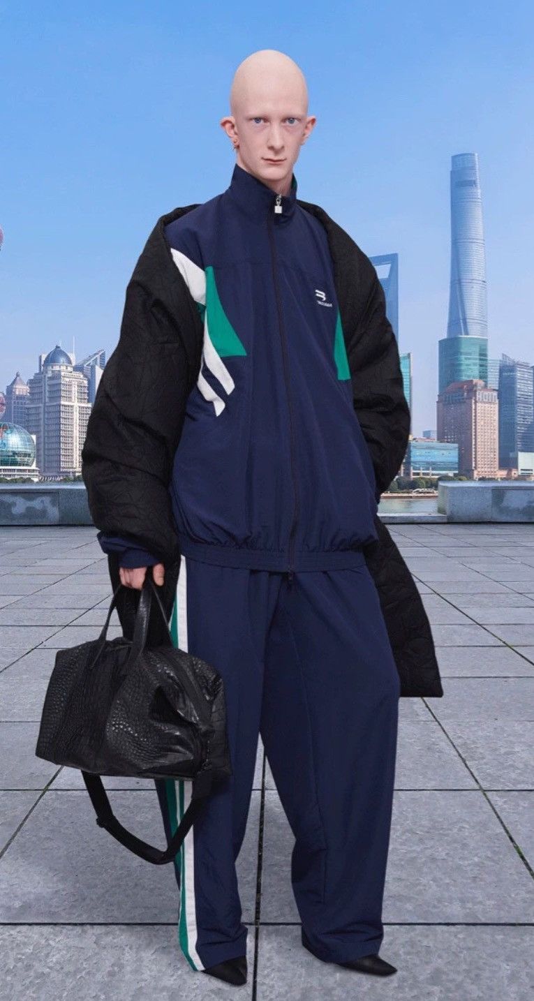 Balenciaga BALENCIAGA FW21 Sporty B Embroidered Logo Spl 2412-Nextarrow Size US M / EU 48-50 / 2 - 9 Thumbnail