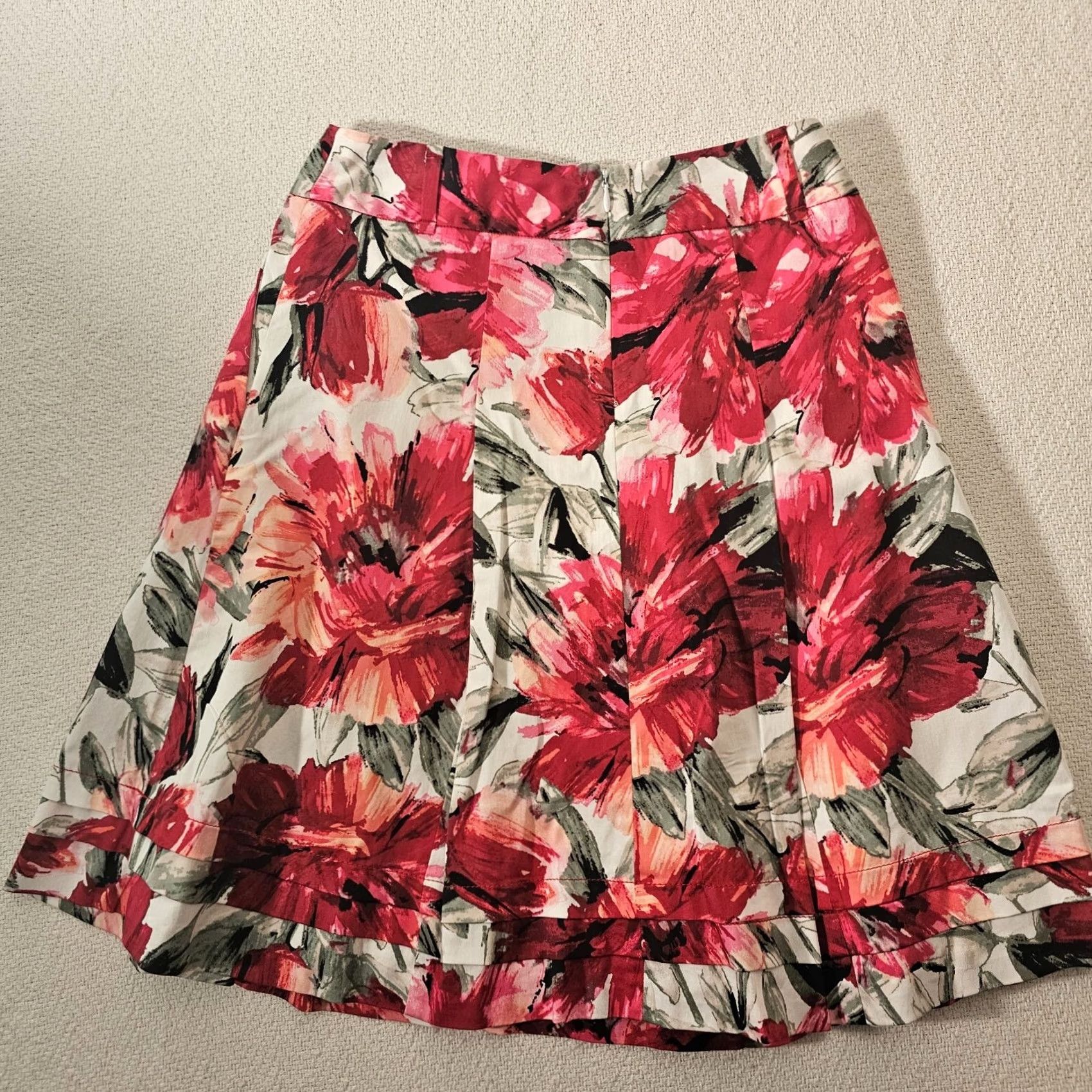 White House Black Market VINTAGE White House Black Market Skirt, Short, Flare, Pockets, Red Floral, 0, Womens Size 25" / US 0 / IT 36 - 5 Thumbnail