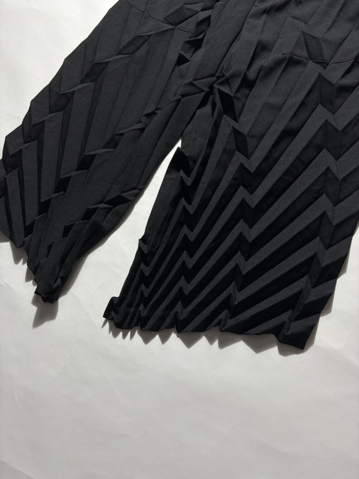 Issey Miyake ISSEY MIYAKE ME TREE PLEATS CROPPED PANTS Size 28" / US 6 / IT 42 - 3 Thumbnail