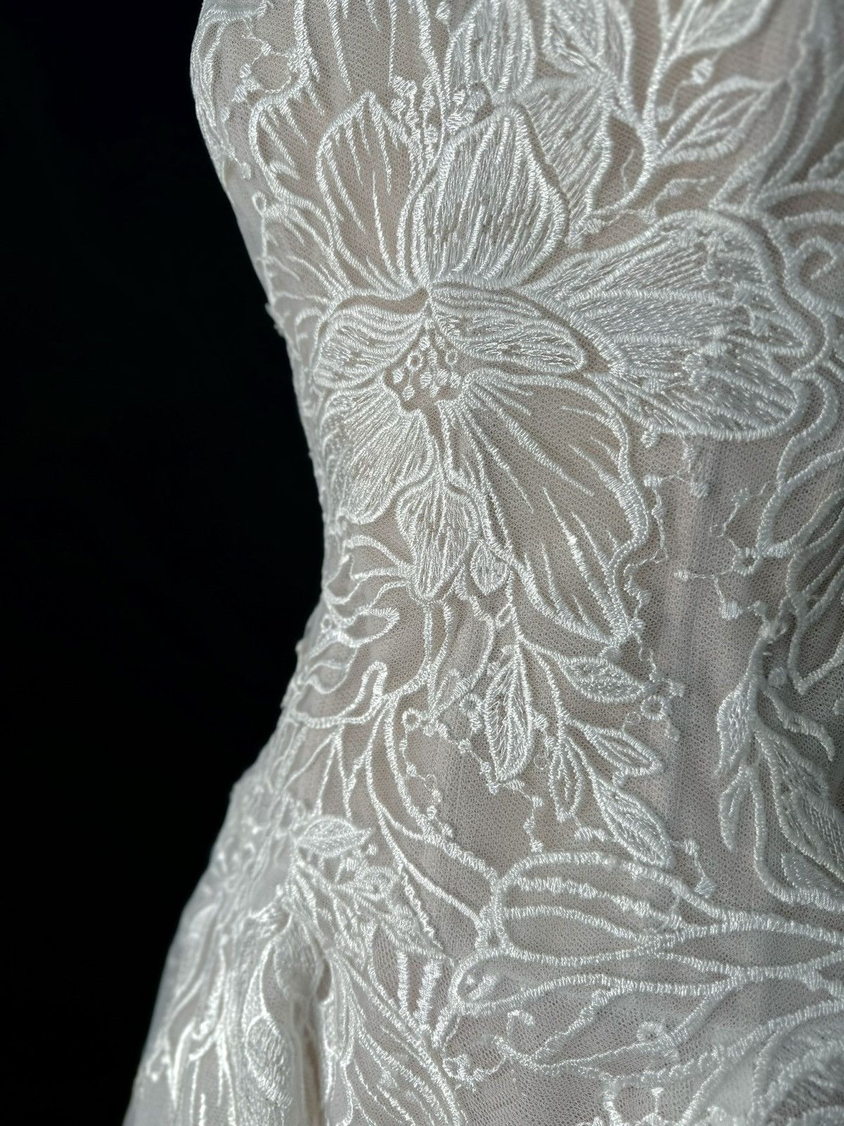 Preloved US 2-4 Anna Augusta Embroidery lace Bridal Gown