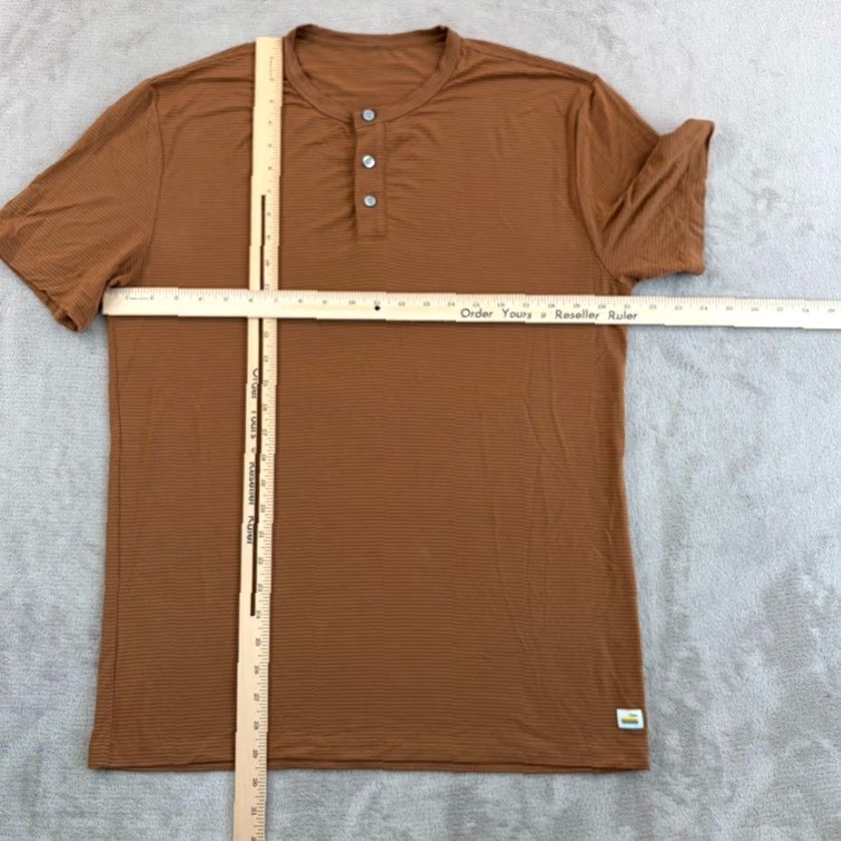 Vuori Vuori T-Shirt Brown M Regular Short Sleeve Crew Neck Pullover 1/4 Button Logo Performance Athletic Gym Activewear Size US M / EU 48-50 / 2 - 5 Thumbnail
