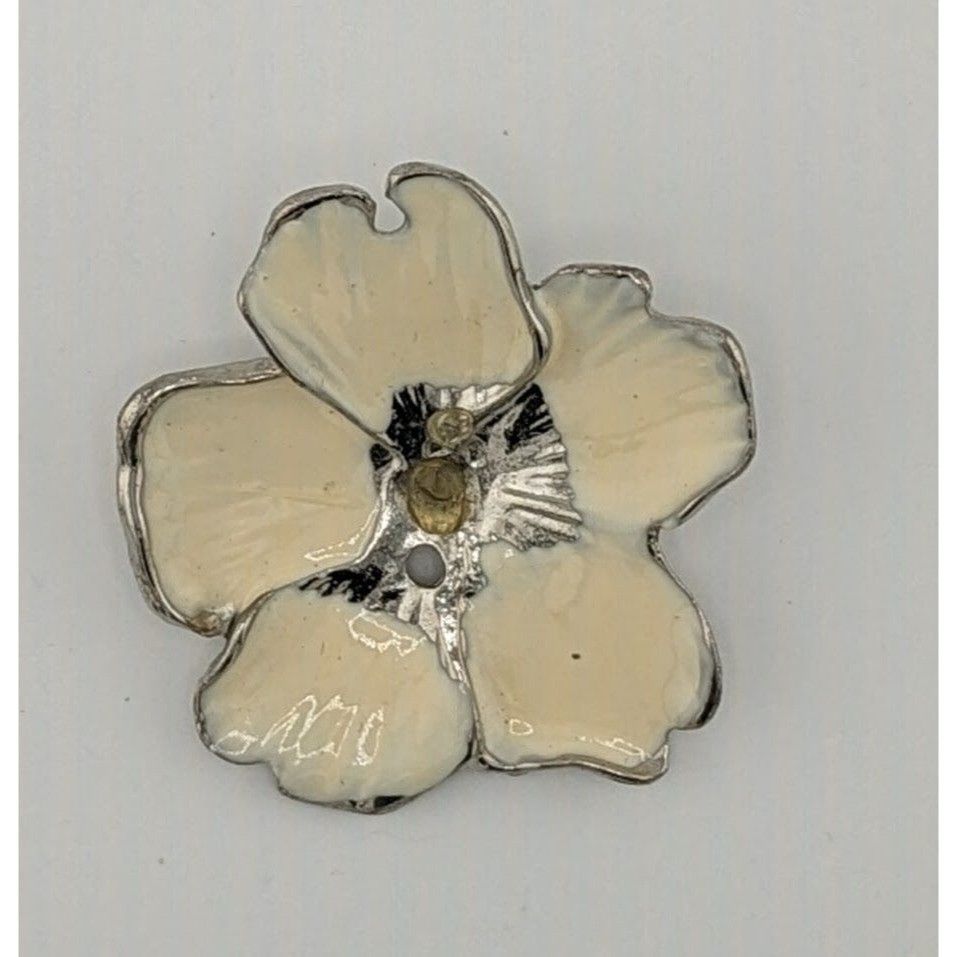 Other Vintage Floral Brooch Silver Tone With Cream Enamel (Missing Size ONE SIZE - 4 Thumbnail