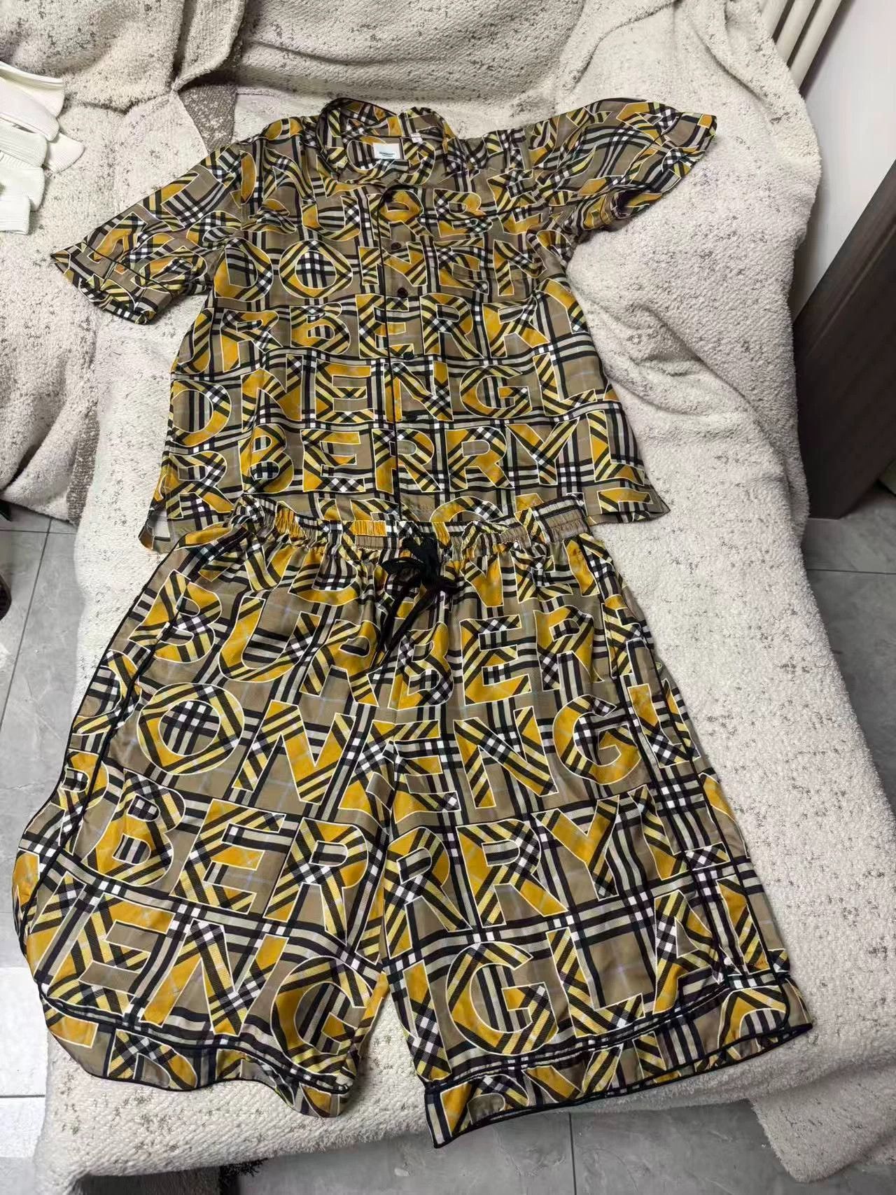 Burberry Burberry Silk Suit (L) Like New Size US L / EU 52-54 / 3 - 1 Thumbnail